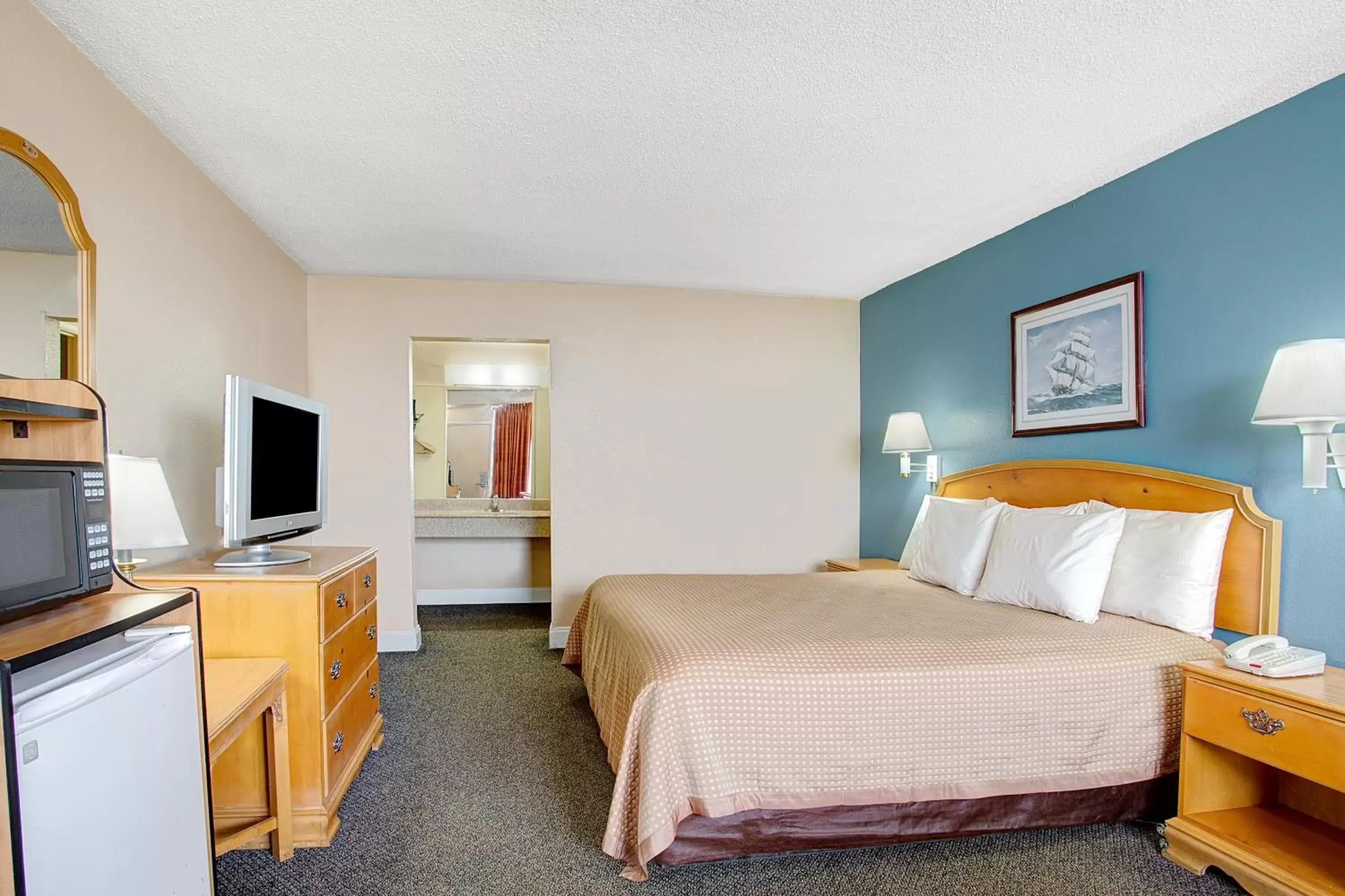 Bed in Super 8 by Wyndham Norfolk/Chesapeake Bay