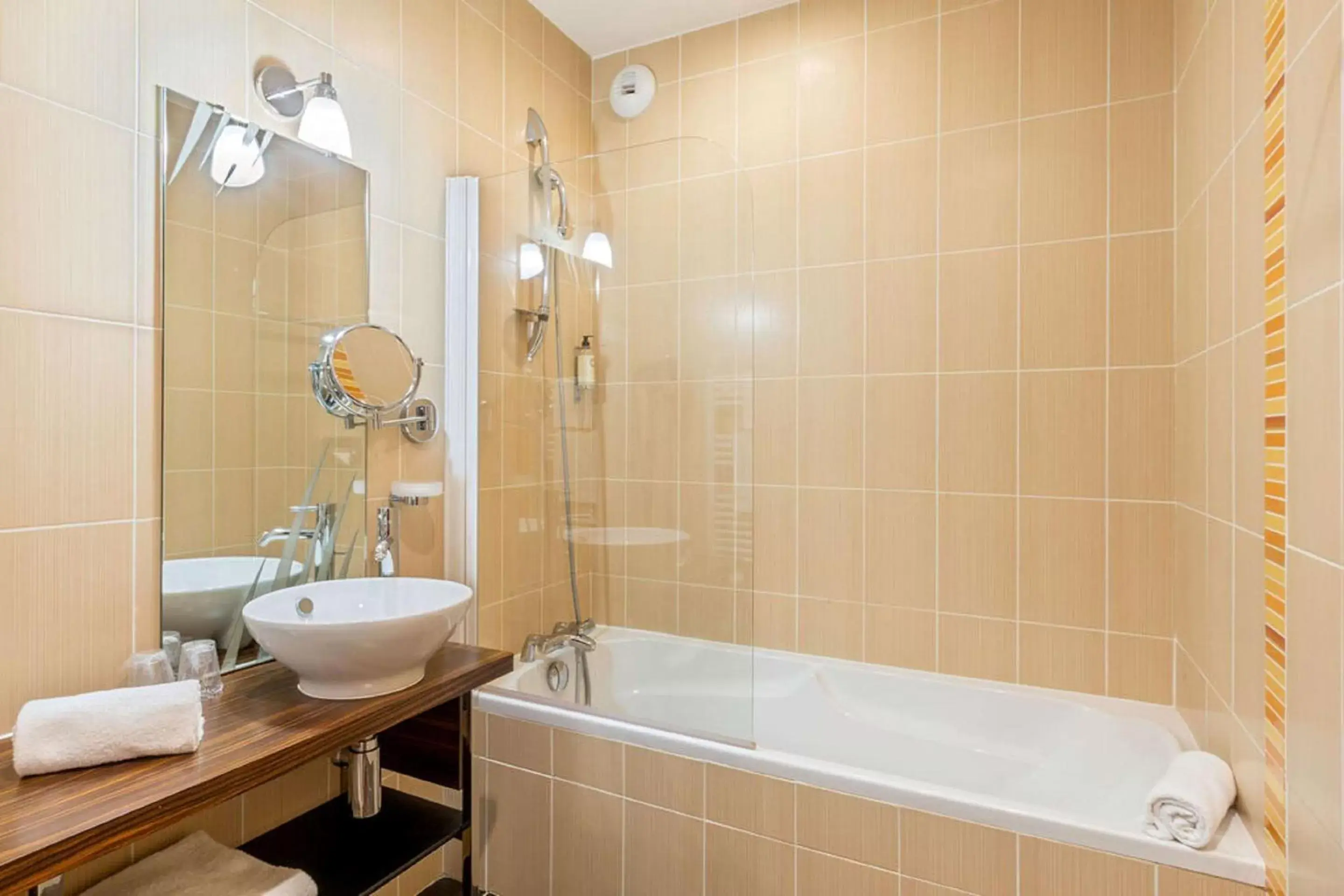 Bathroom in Best Western Hotel Nuit De Retz Nantes Sud
