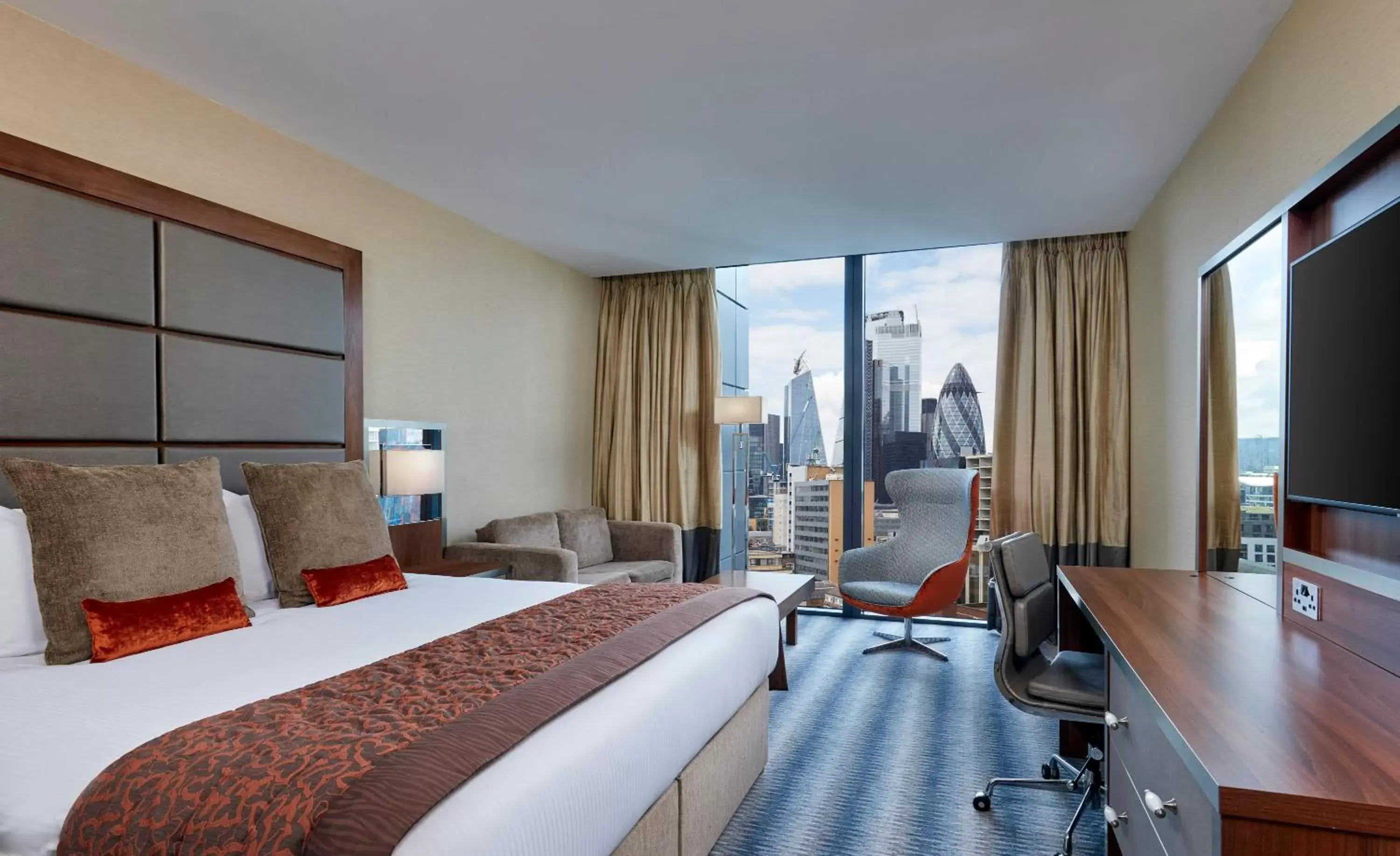 Photo of the whole room, Bed in Leonardo Royal London Tower Bridge Photo of the whole room, Bed in Leonardo Royal London Tower Bridge