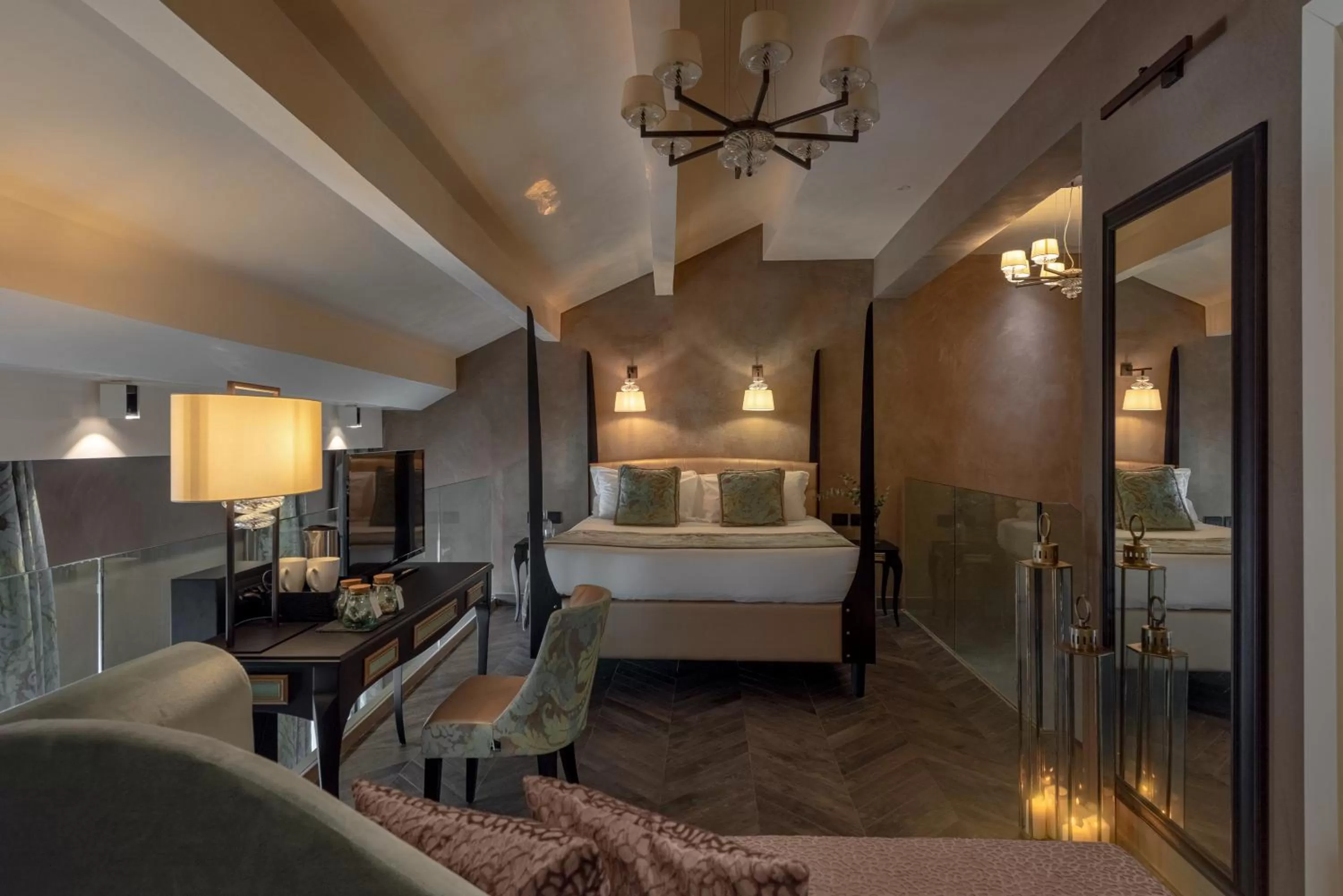 Bed in Palazzo Veneziano - Venice Collection