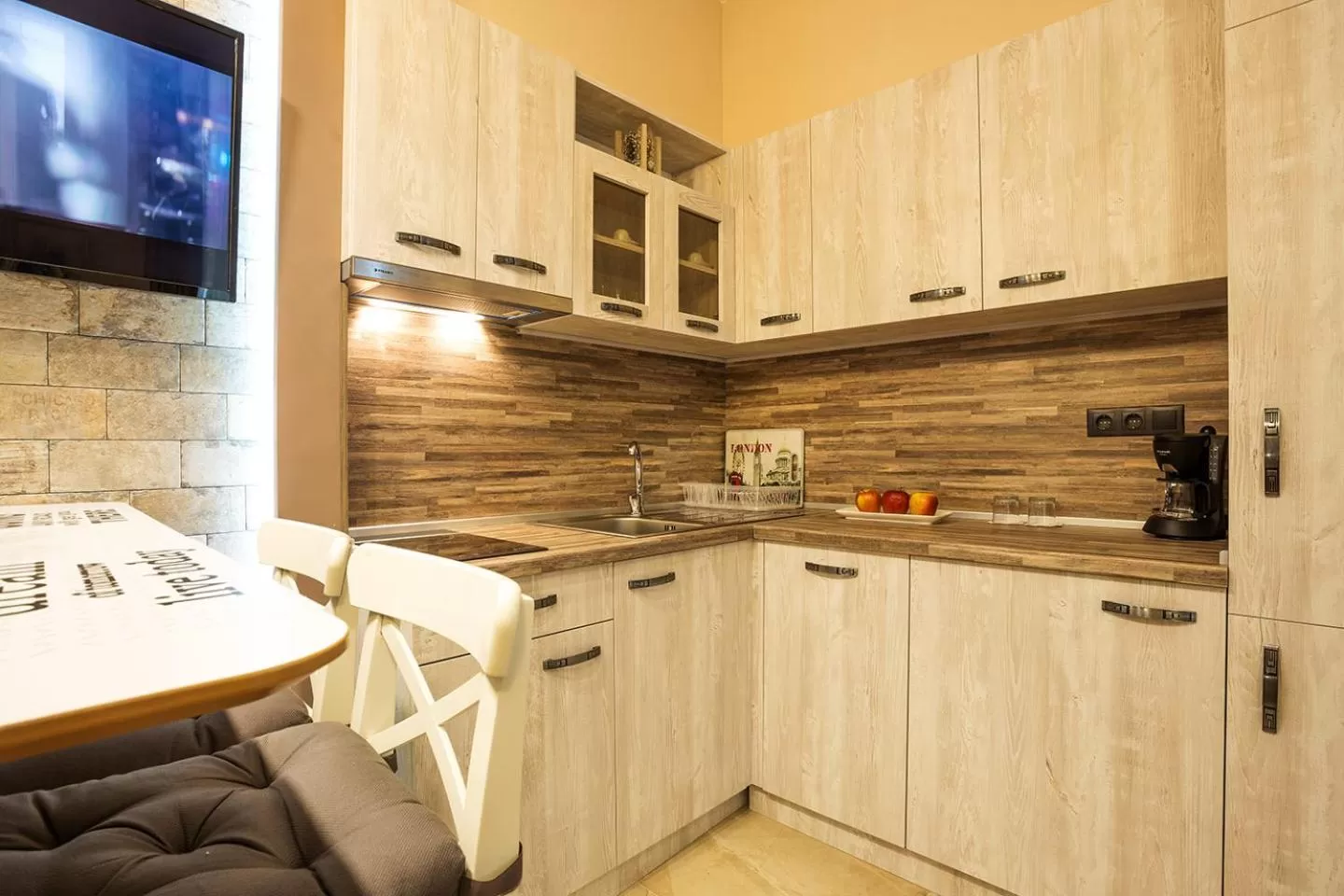 Kitchen or kitchenette in Sofia Place Hotel by HMG