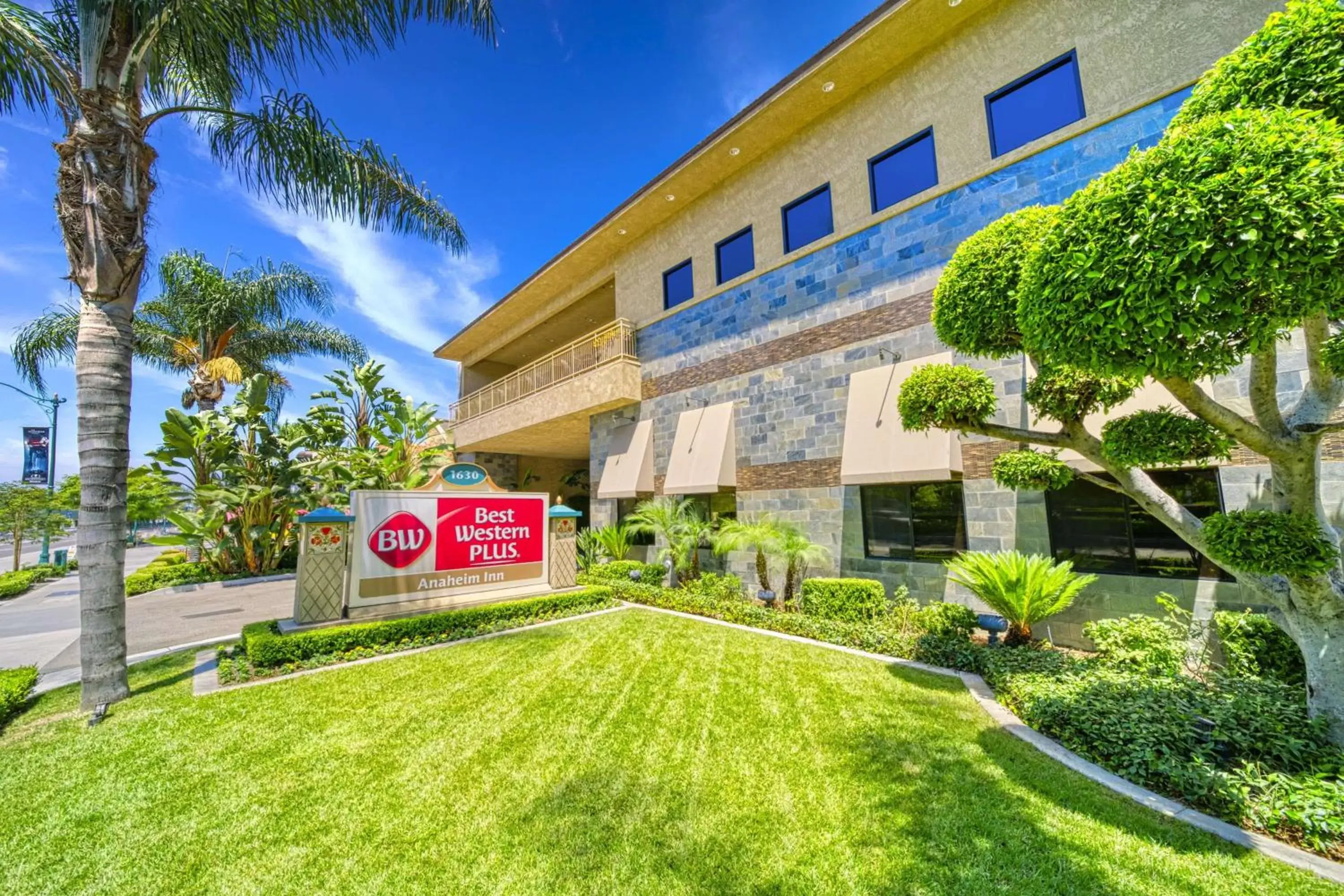 Property Building in Best Western Plus Anaheim Inn