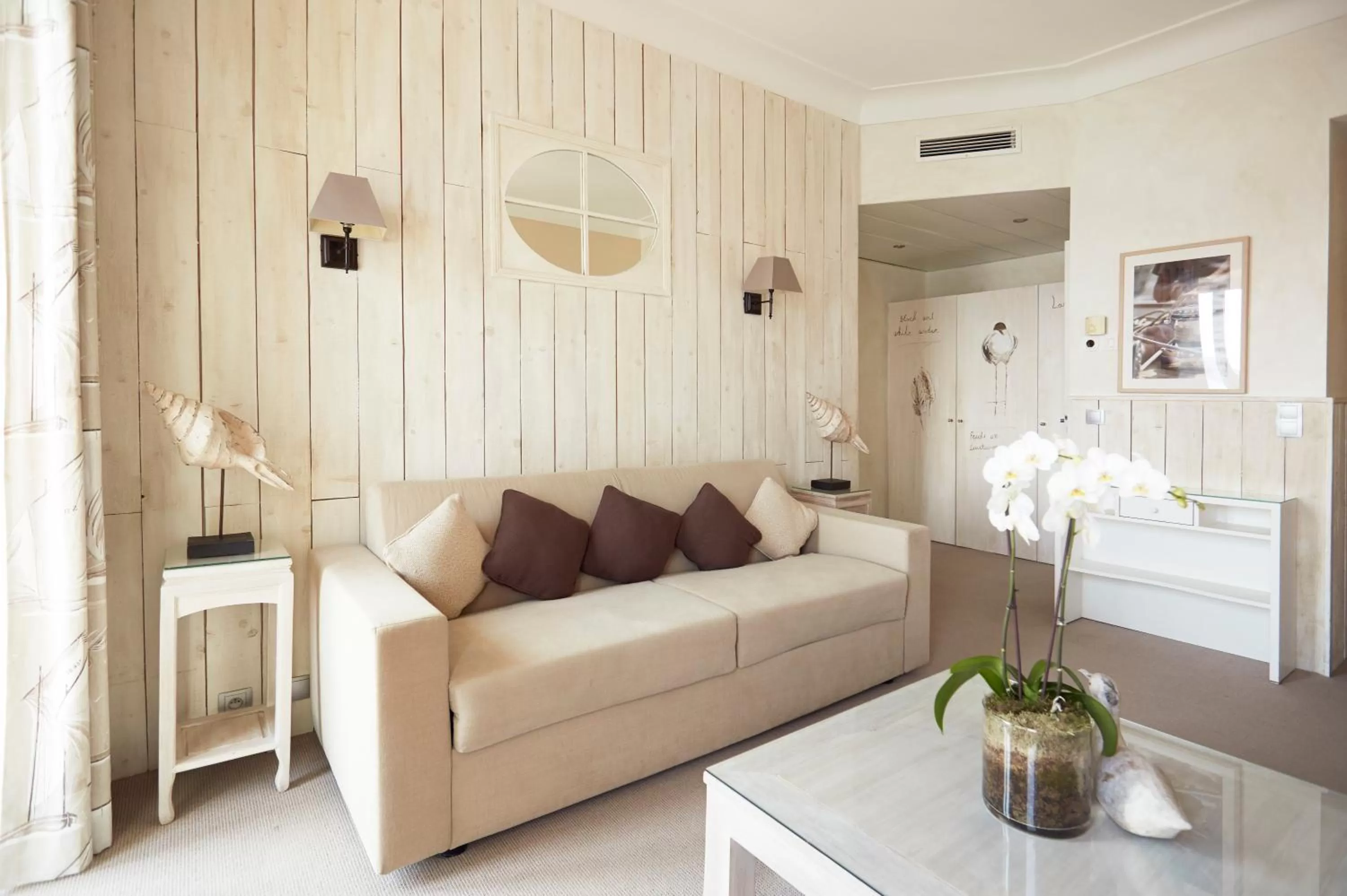 Living room, Seating Area in Welcome Hotel
