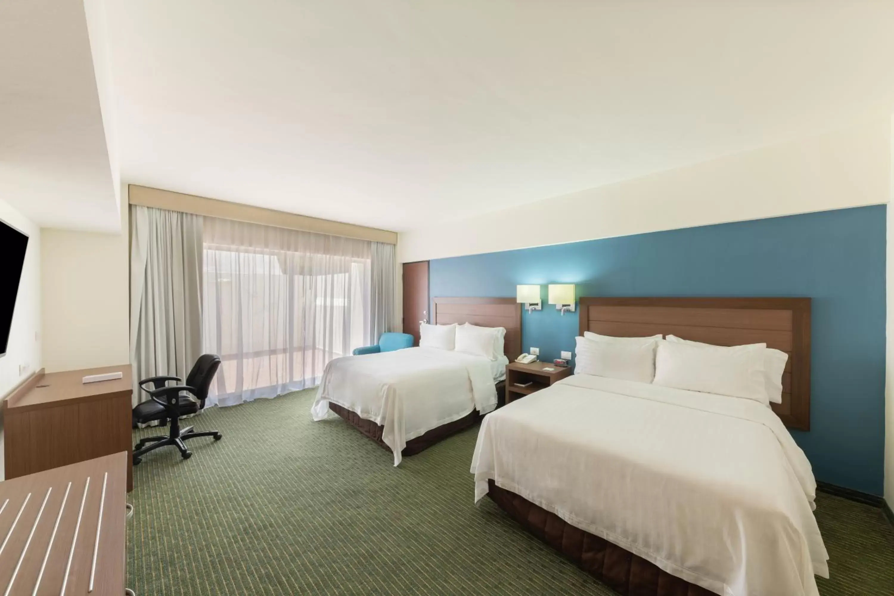 Photo of the whole room, Bed in Holiday Inn Guadalajara Expo Plaza del Sol, an IHG Hotel