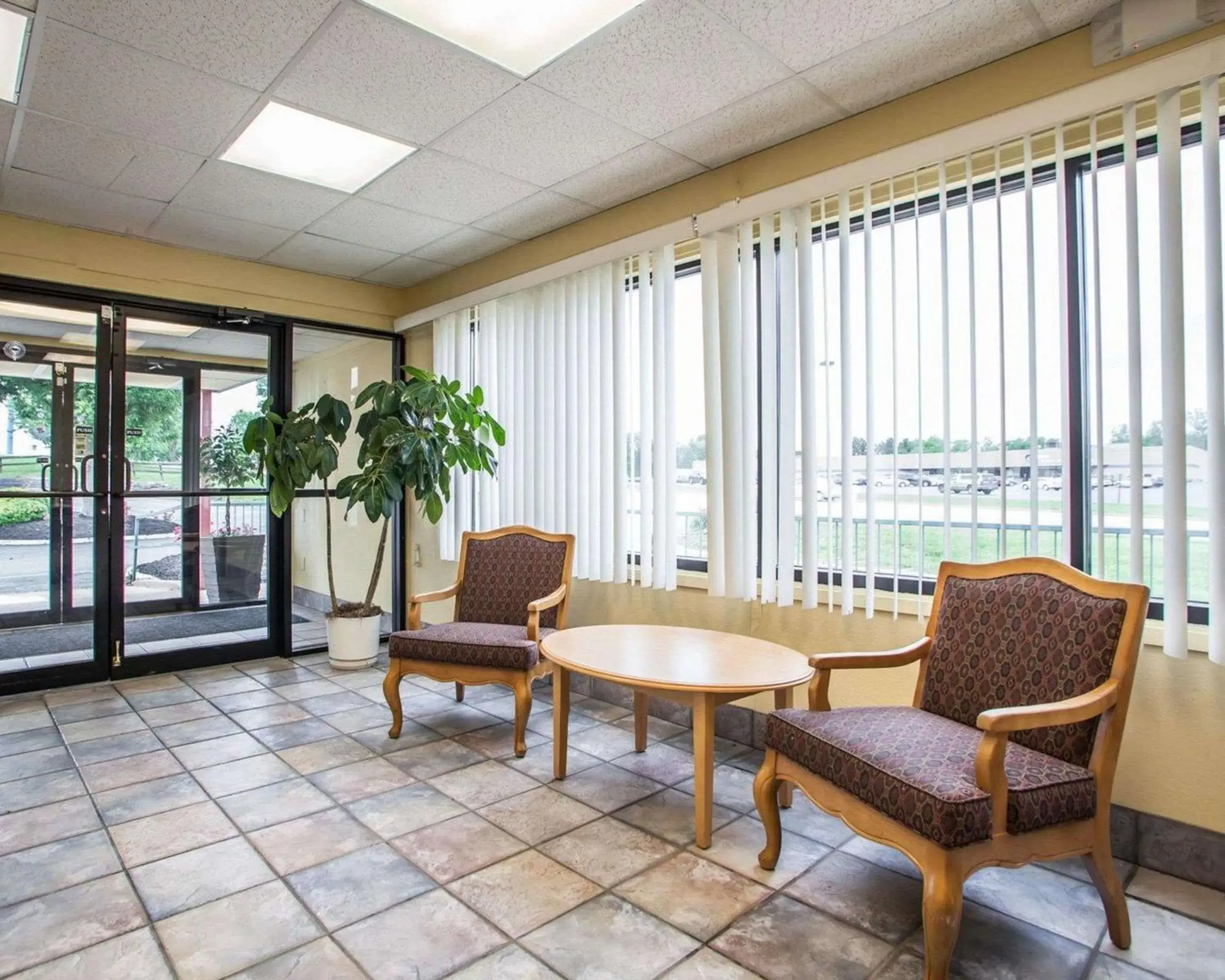 Lobby or reception, Seating Area in Relax Inn Saint Charles