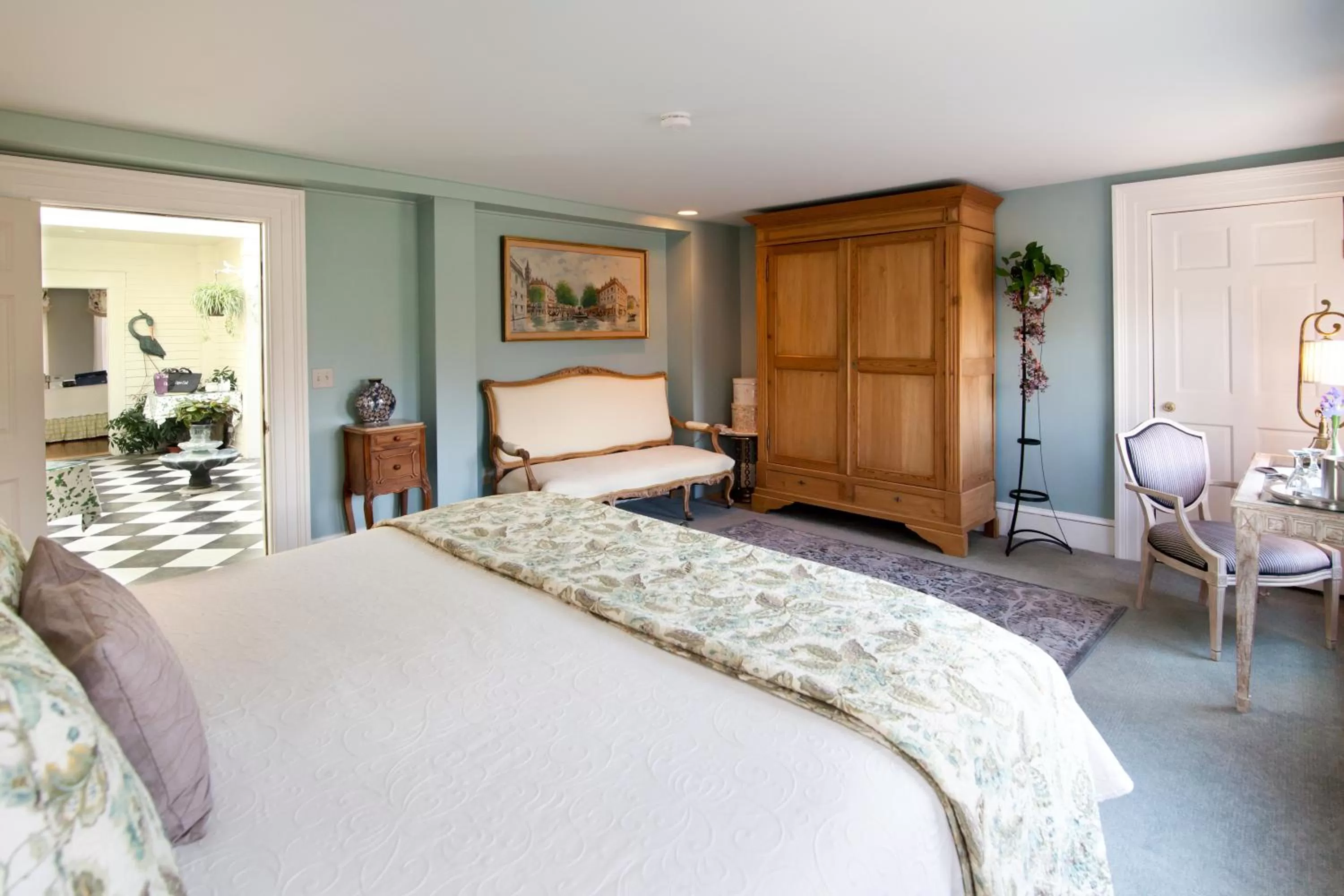 Photo of the whole room, Bed in Captain Farris House