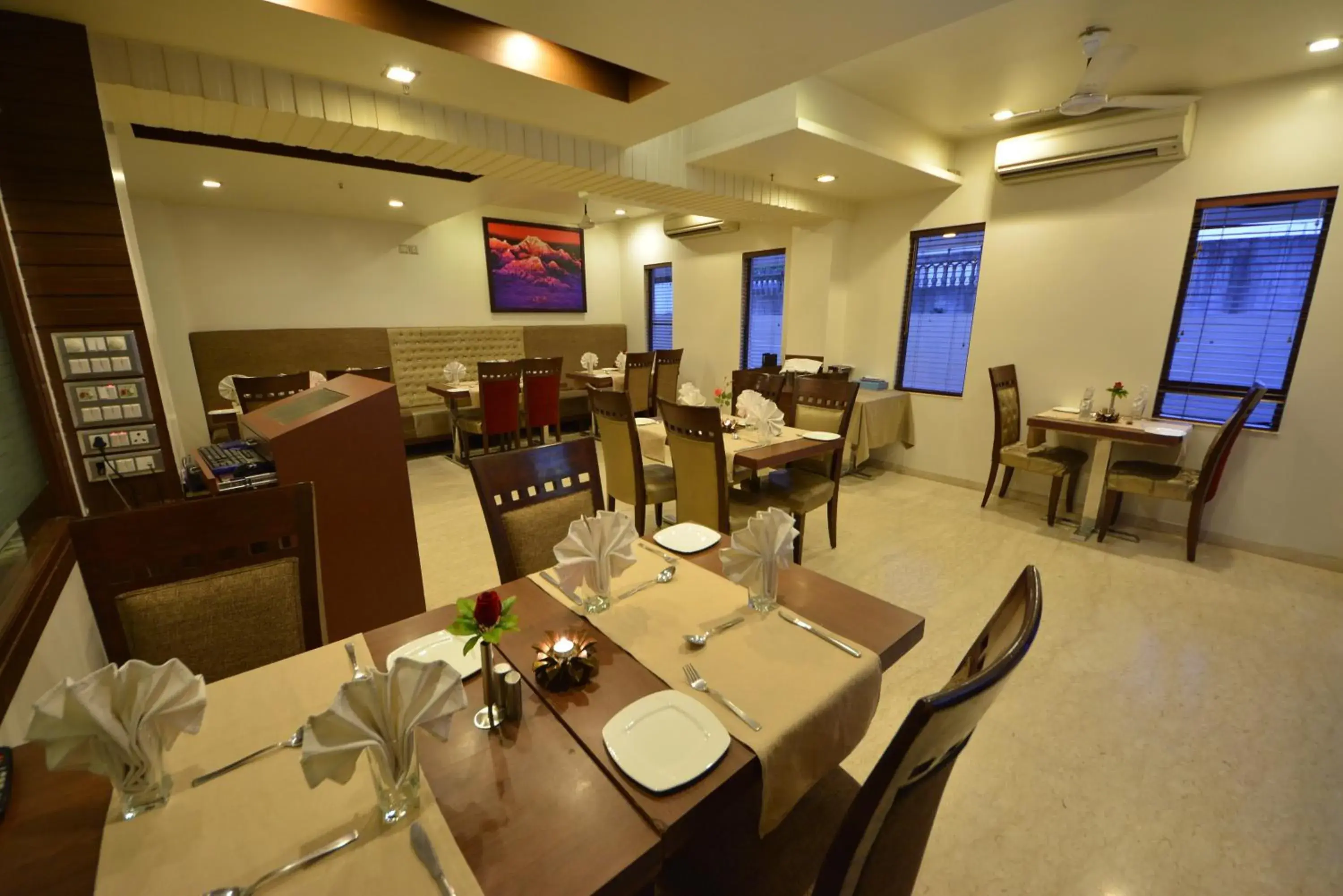 Restaurant/Places to Eat in Hotel Legend Inn @ Nagpur