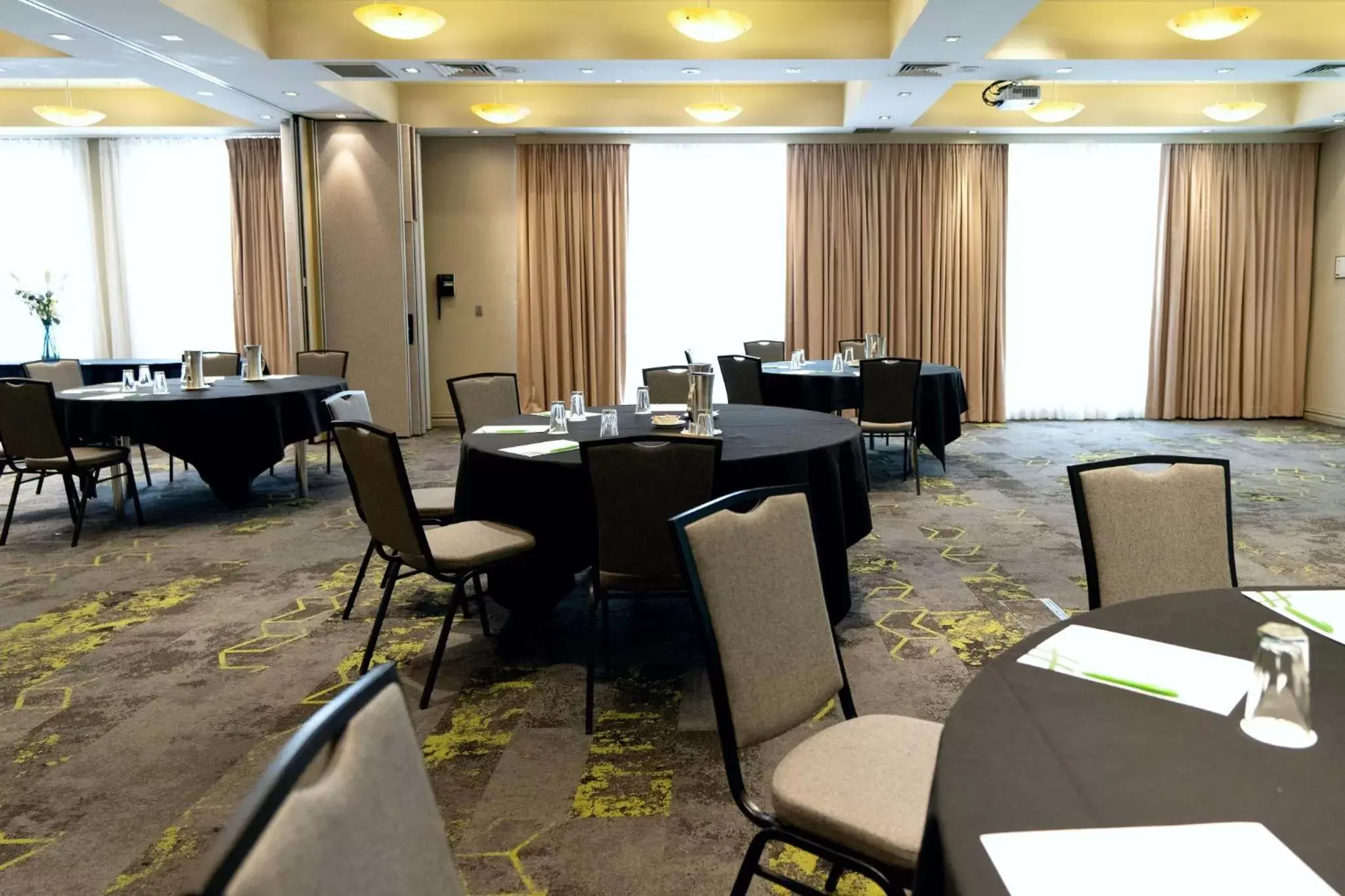 Meeting/conference room, Restaurant/Places to Eat in Holiday Inn Parramatta, an IHG Hotel