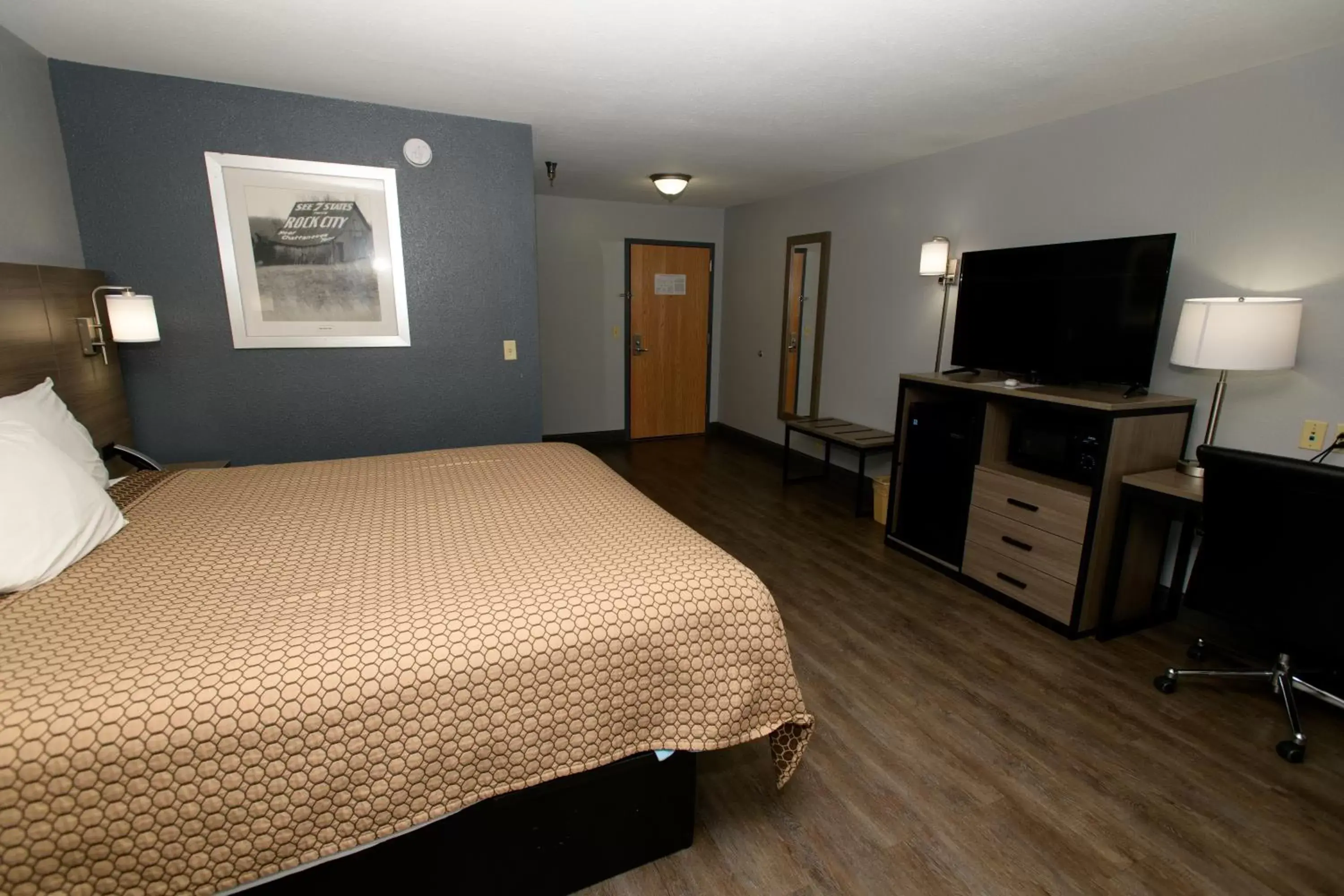 Photo of the whole room, Bed in HomeTown Inn-Ringgold