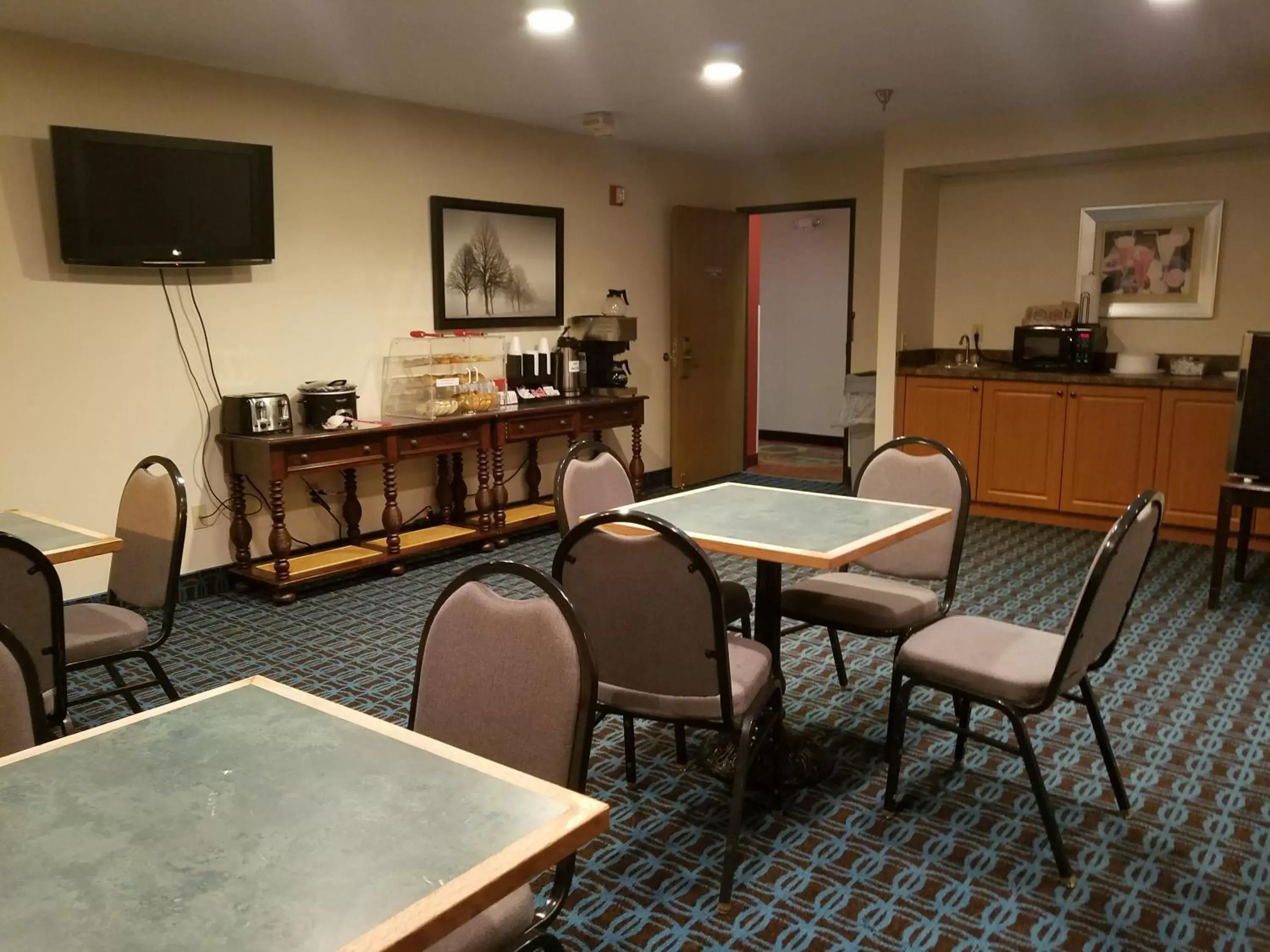 Dining area, Kitchen/Kitchenette in Country Hearth Inn & Suites - Kenton