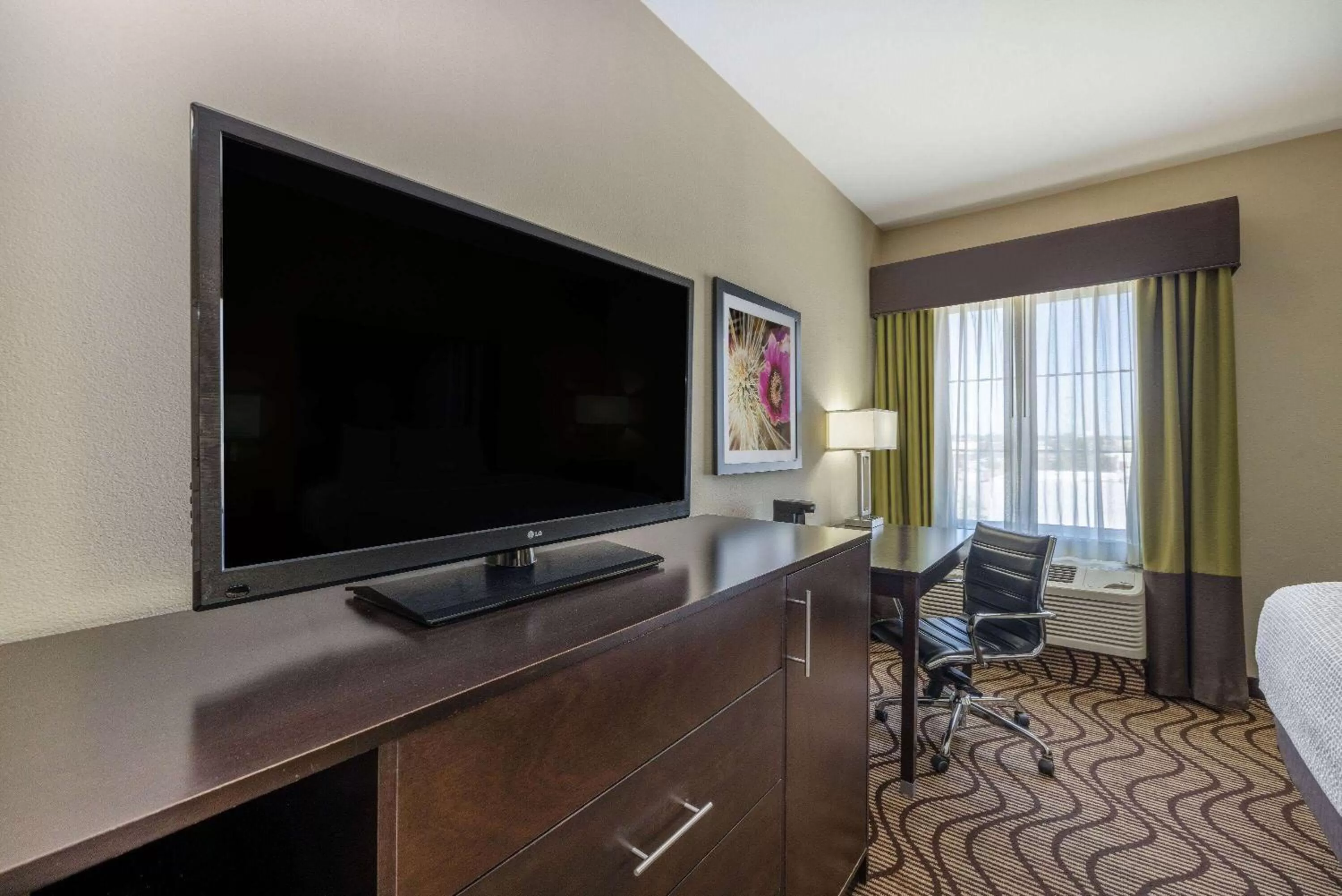 Photo of the whole room, Bed in La Quinta by Wyndham Artesia