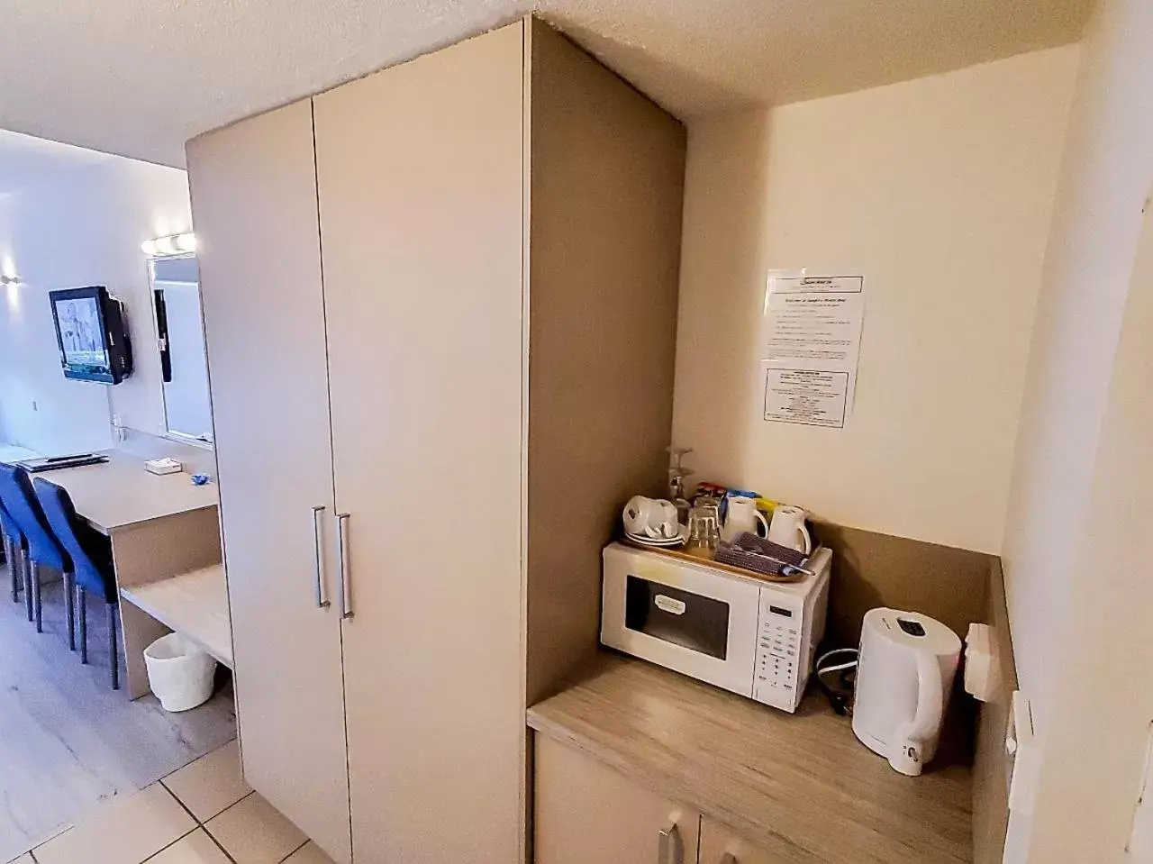 wardrobe, Kitchen/Kitchenette in Sandors Motor Inn