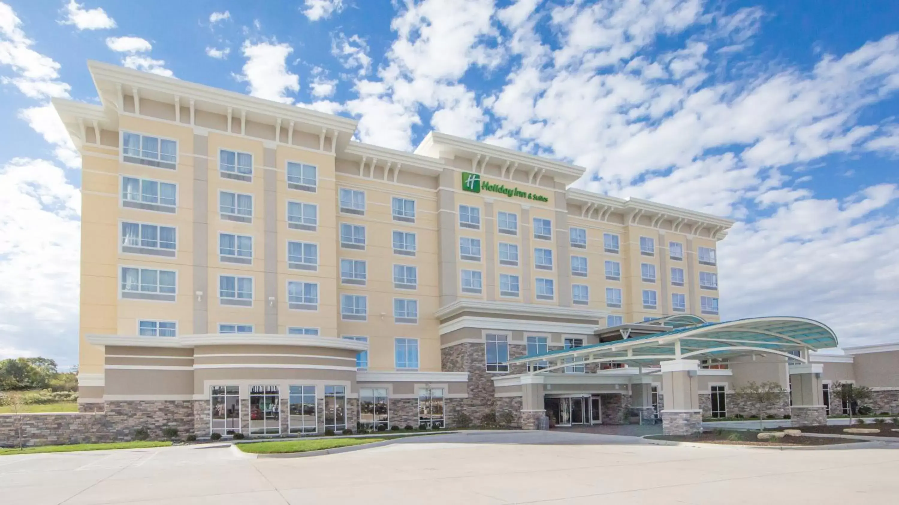 Property Building in Holiday Inn Hotel & Suites Davenport, an IHG Hotel