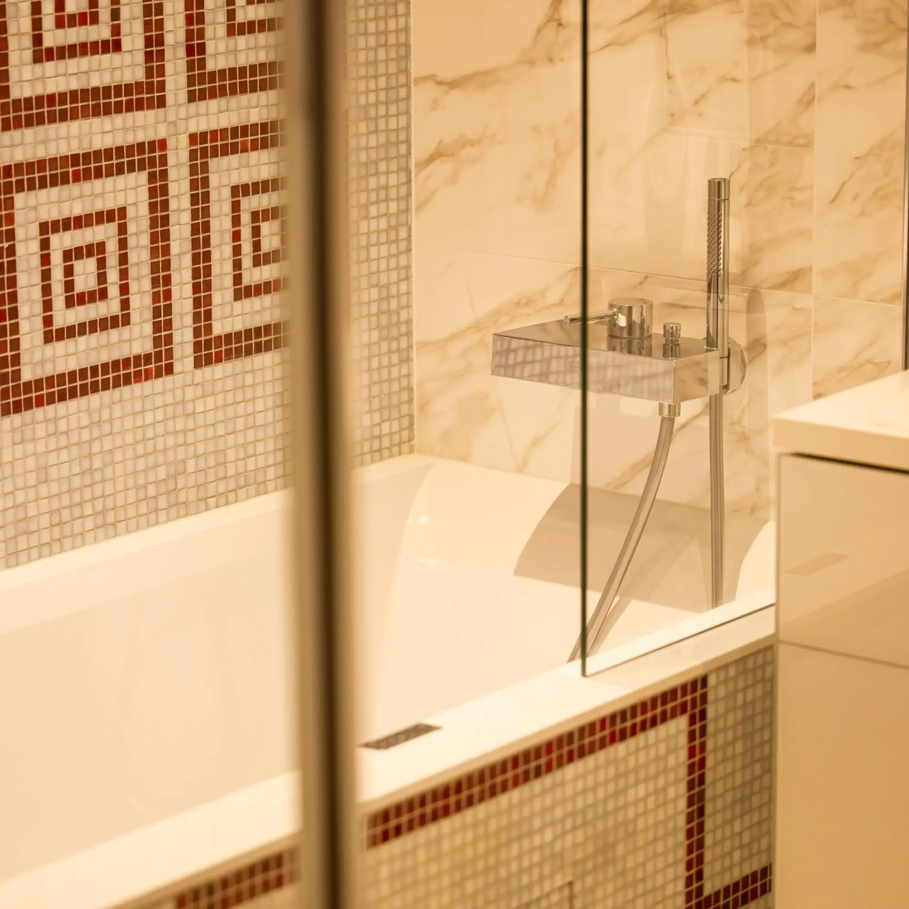 Shower, Bathroom in Hôtel Juliana Paris
