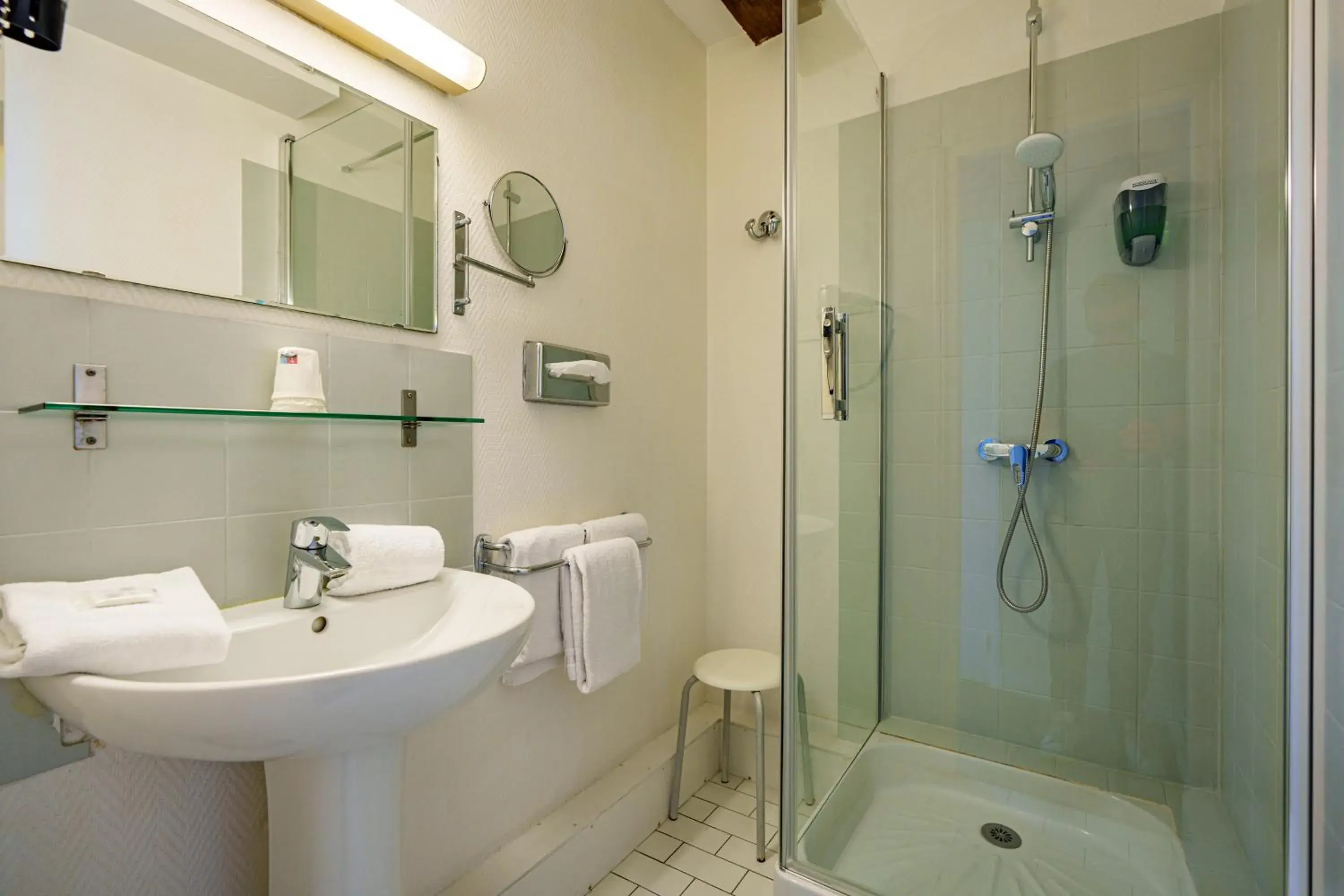 Bathroom in Hotel Val De Loire