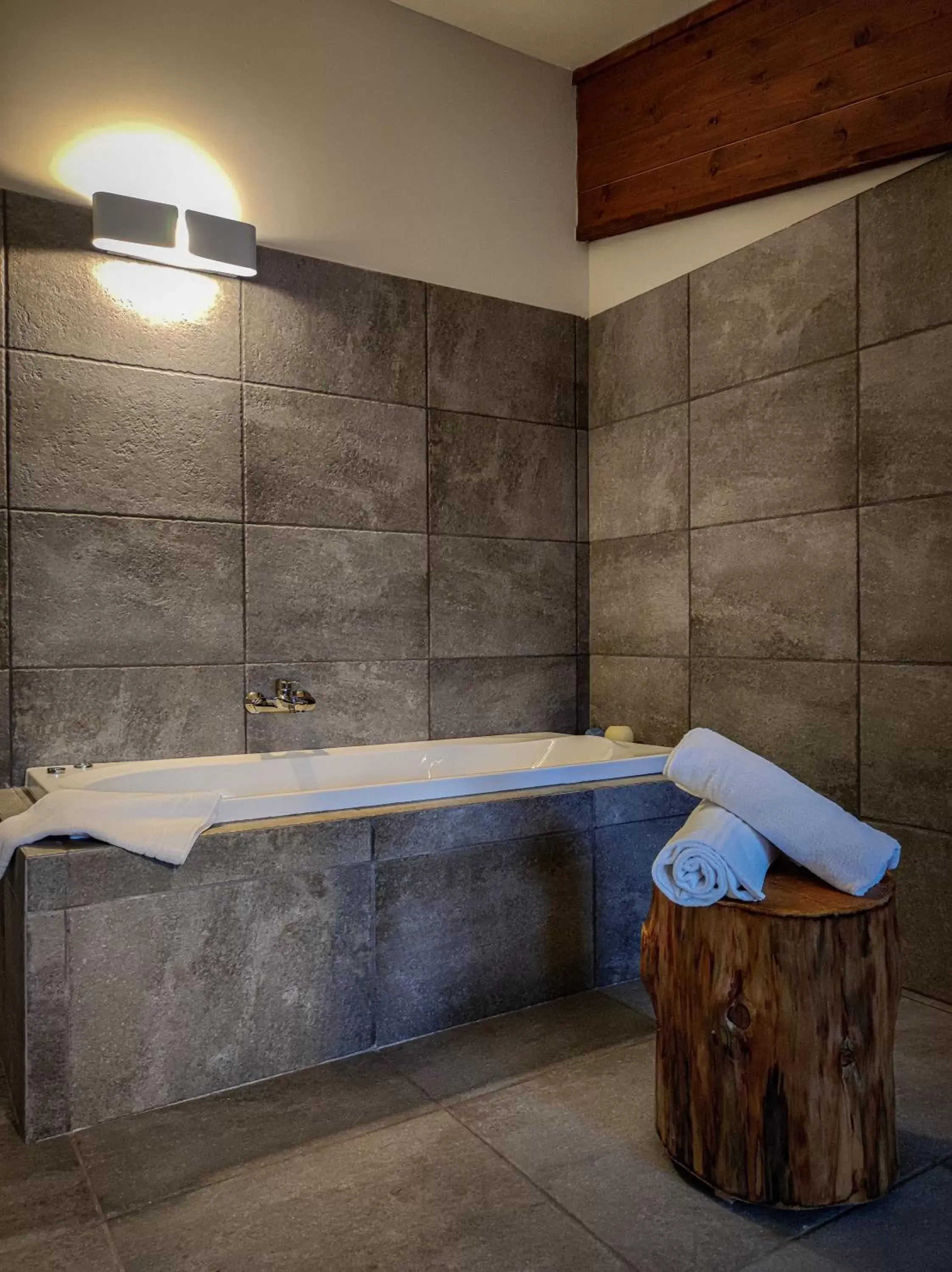 Hot Tub, Bathroom in Chalet Lago