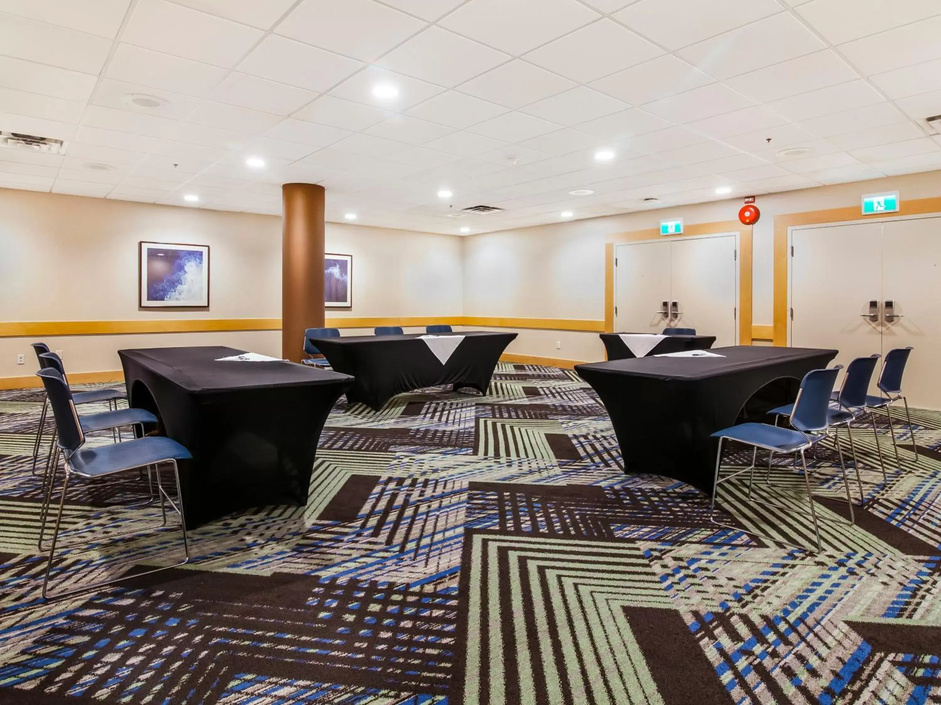 Meeting/conference room in Holiday Inn Express & Suites Langley, an IHG Hotel