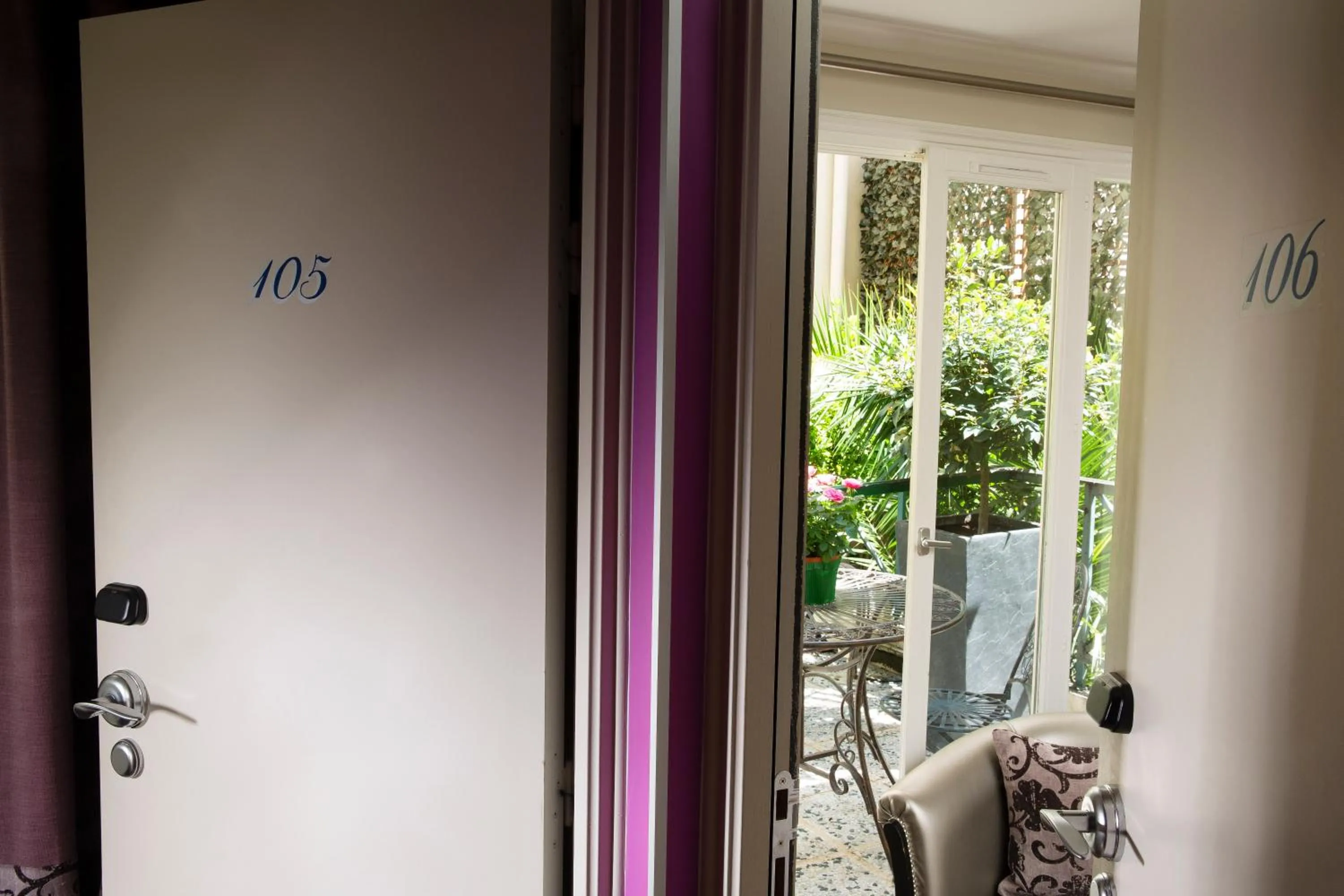 Photo of the whole room in Hotel Monceau Wagram