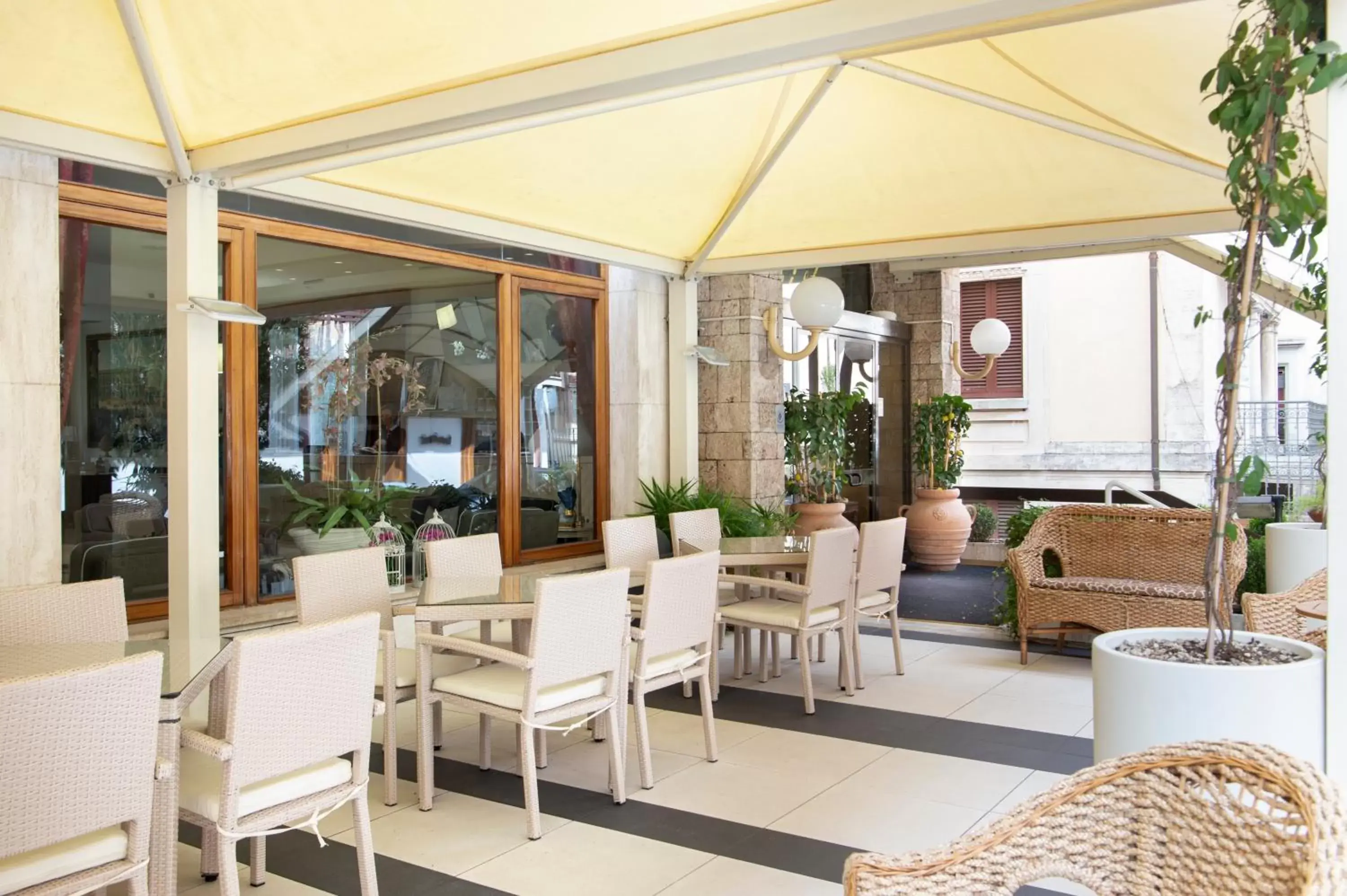 Patio, Restaurant/Places to Eat in Hotel Ariston & Spa