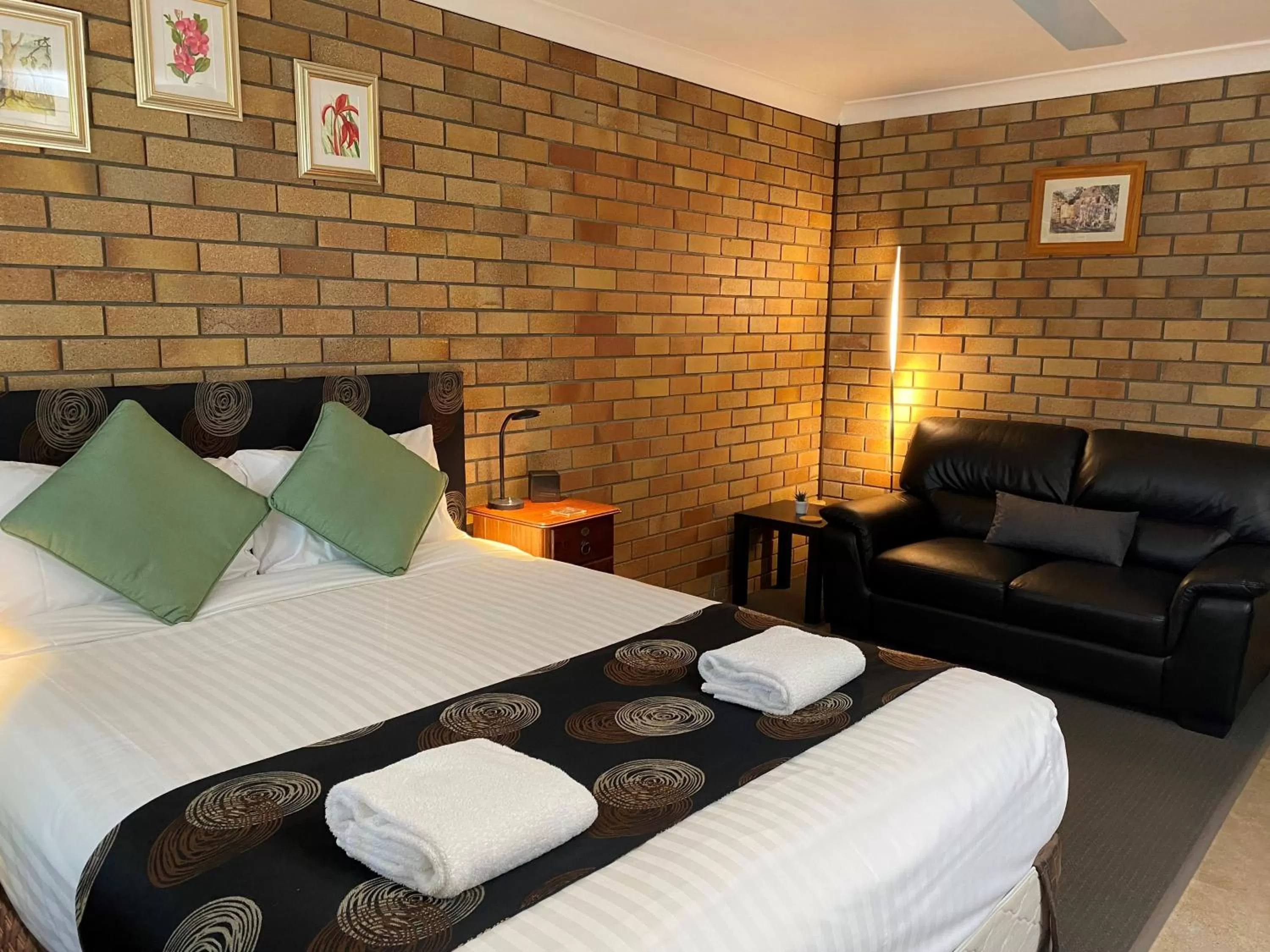 Bed in City View Motel