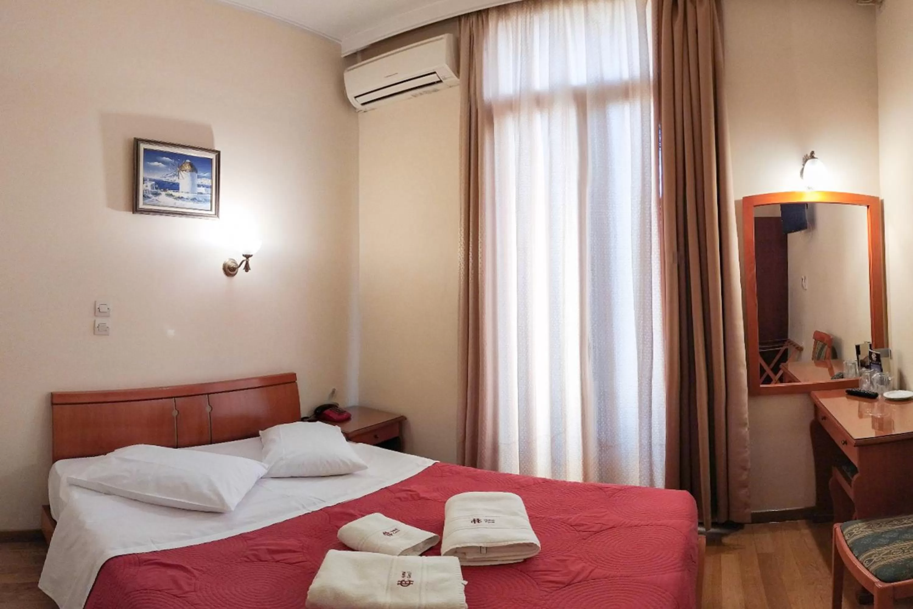 Photo of the whole room, Bed in Cecil Hotel