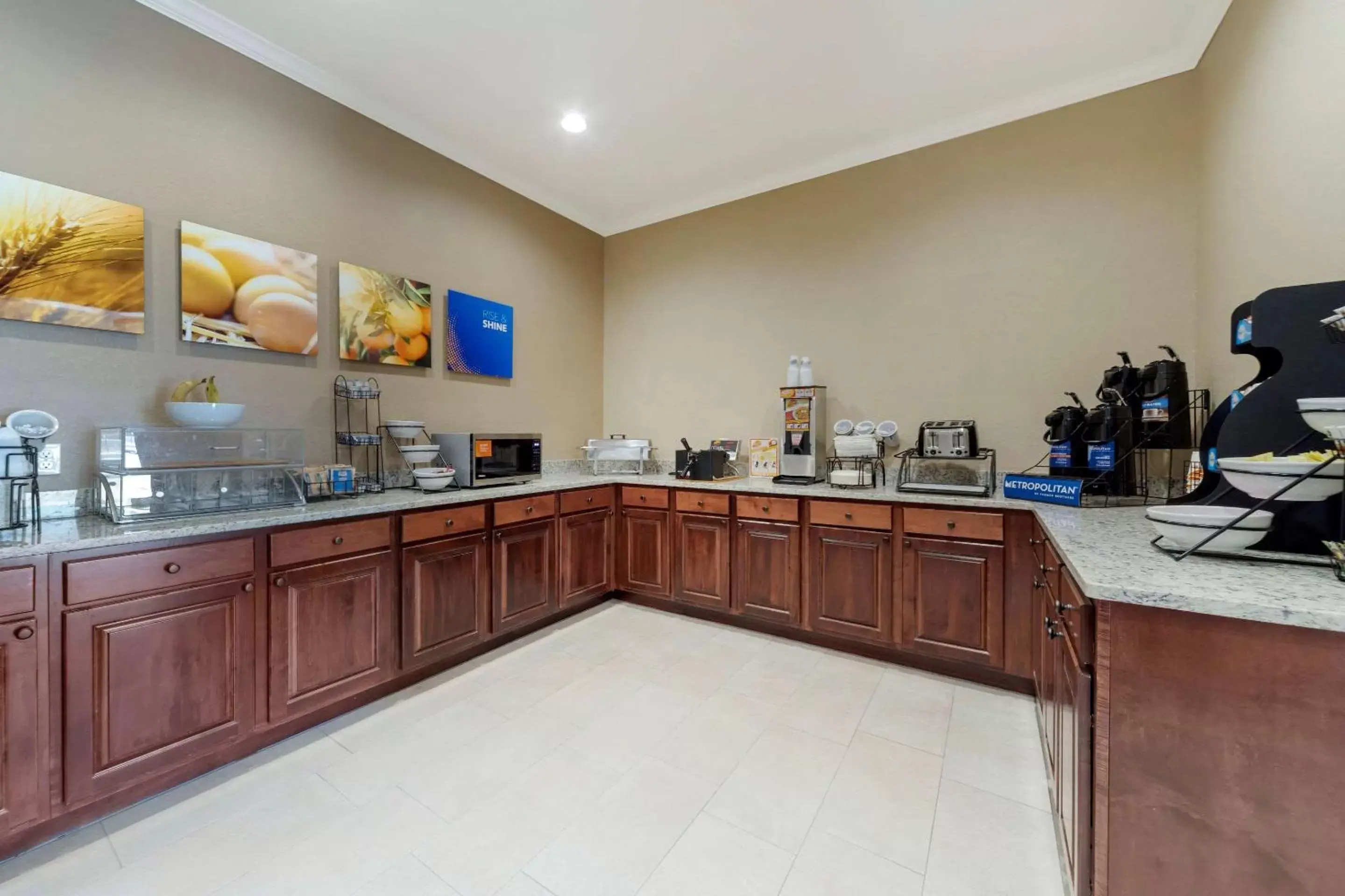 Restaurant/places to eat in Comfort Inn & Suites Harrah Restaurant/places to eat in Comfort Inn & Suites Harrah