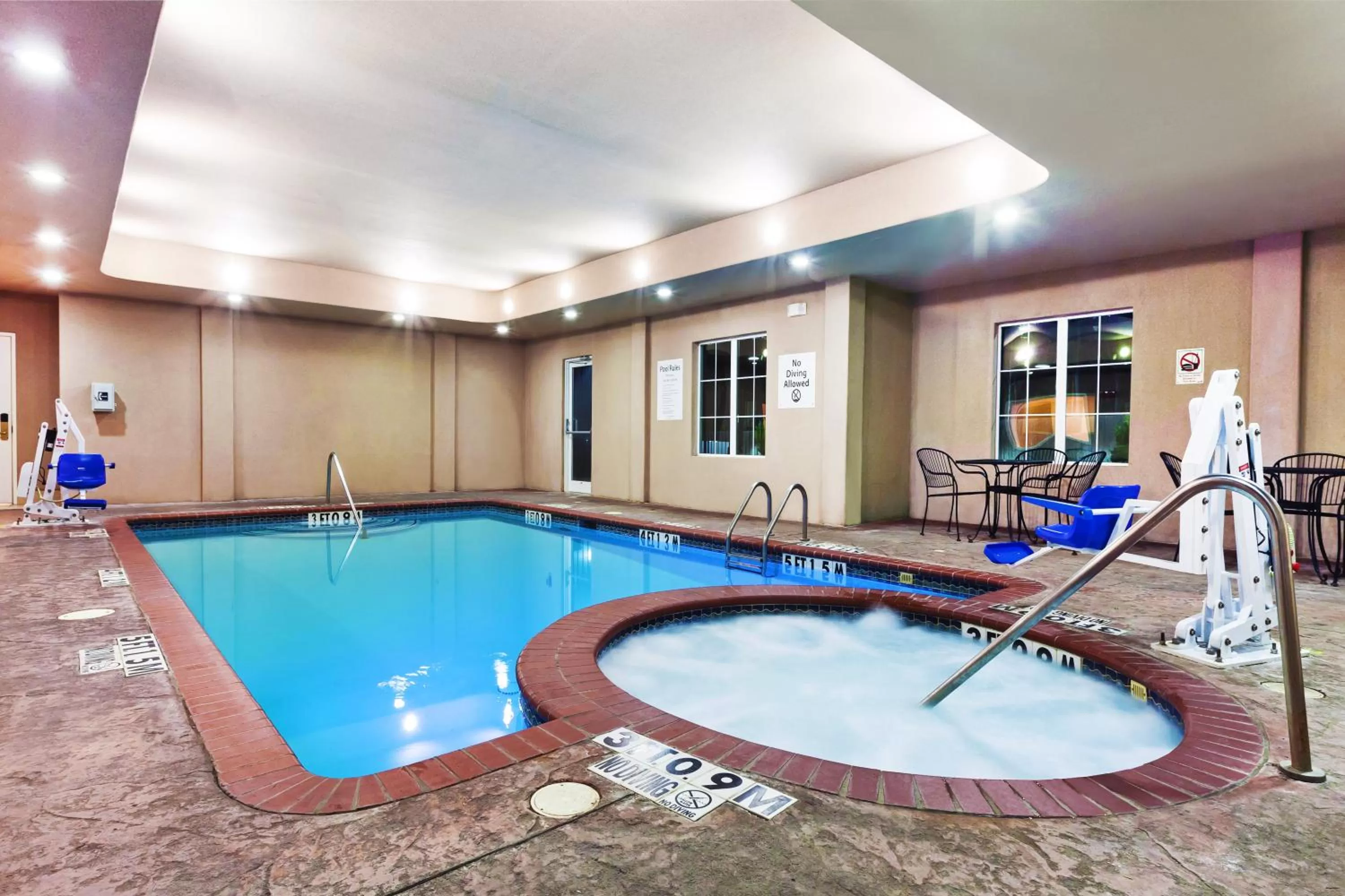 Swimming pool in Holiday Inn Express Hotel & Suites Kilgore North by IHG