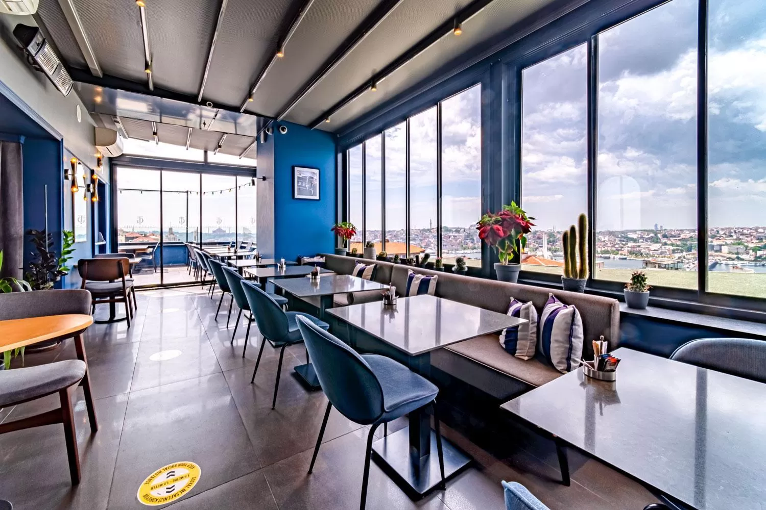 Restaurant/places to eat in Galata Times Hotel