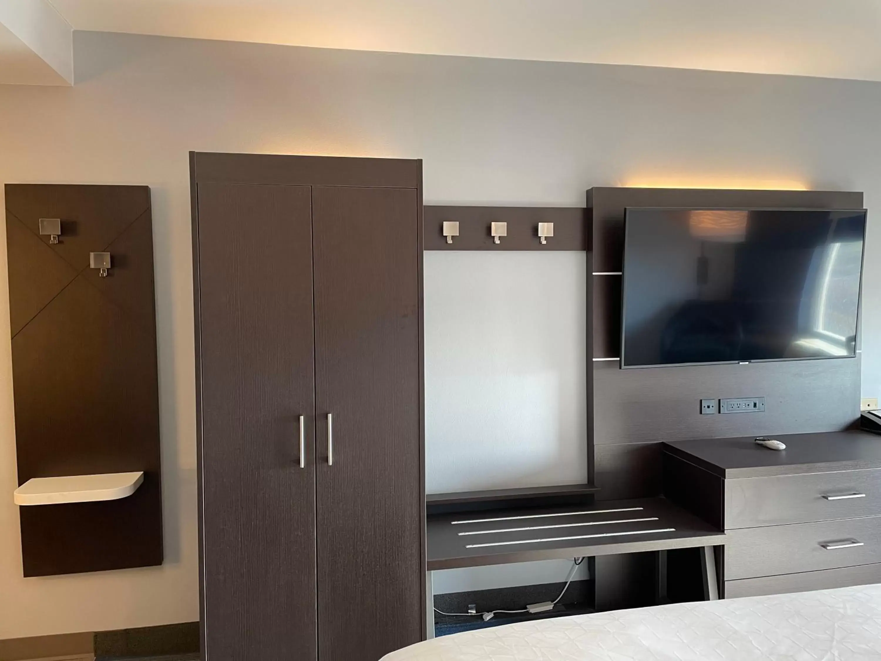 TV/Entertainment Center in Holiday Inn Express & Suites Columbia - East Elkridge, Jessup an IHG Hotel