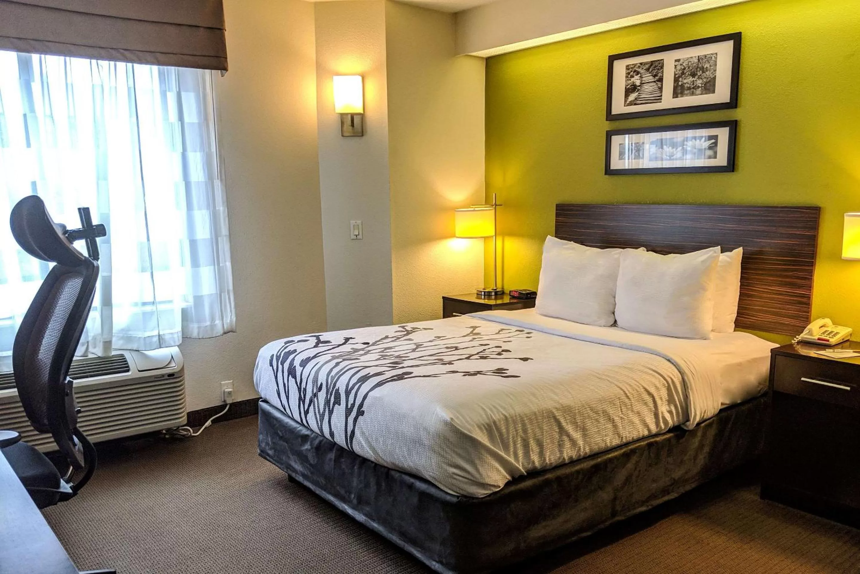 Queen Room with Accessible Tub - Accessible/Non-Smoking in Sleep Inn Woodbridge