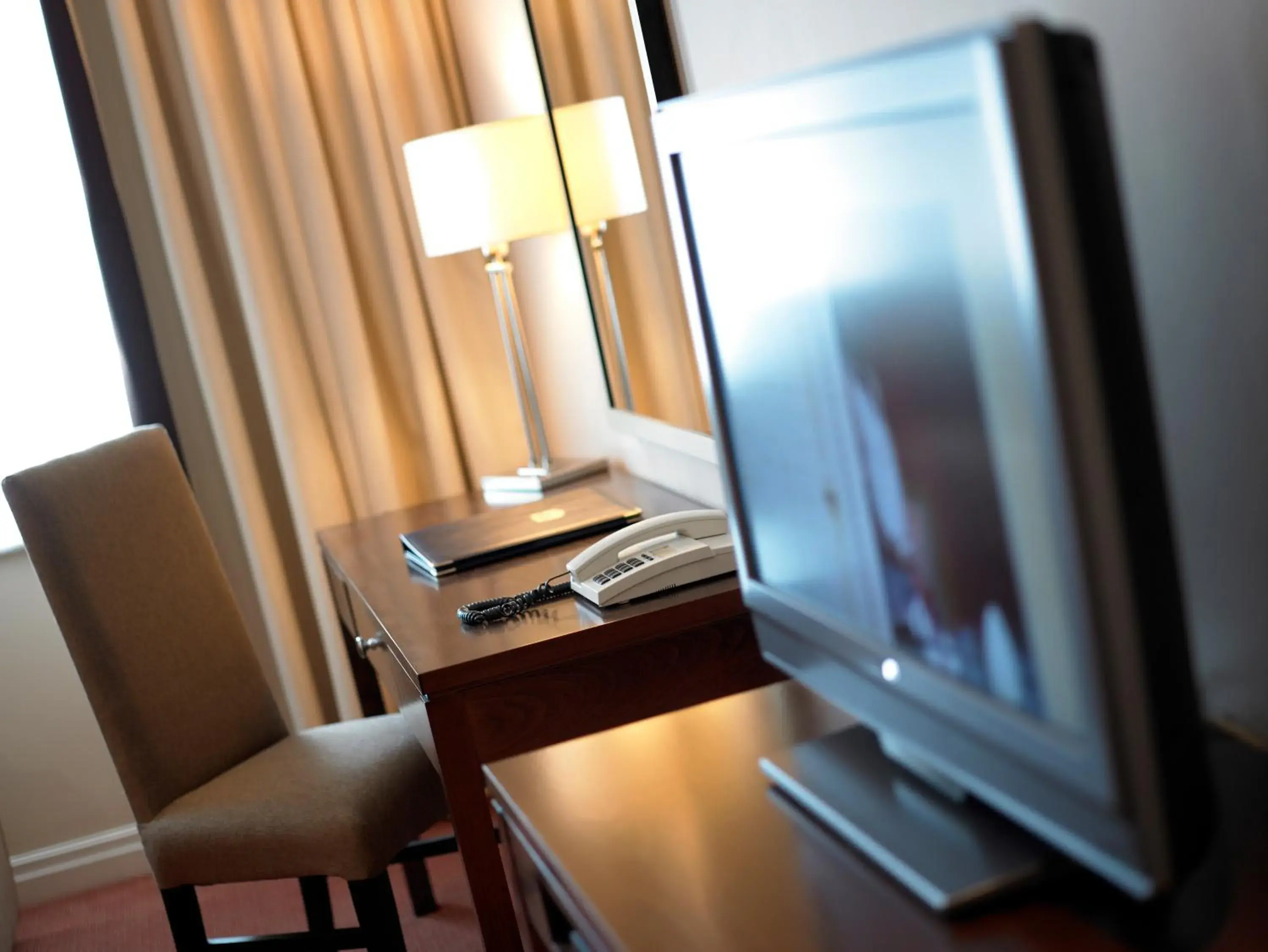 TV and multimedia, TV/Entertainment Center in Best Western Plus Milford Hotel