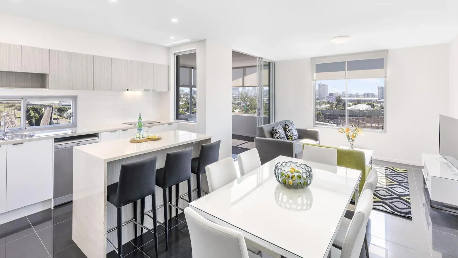 Kitchen or kitchenette, Dining Area in Oaks Brisbane Woolloongabba Suites