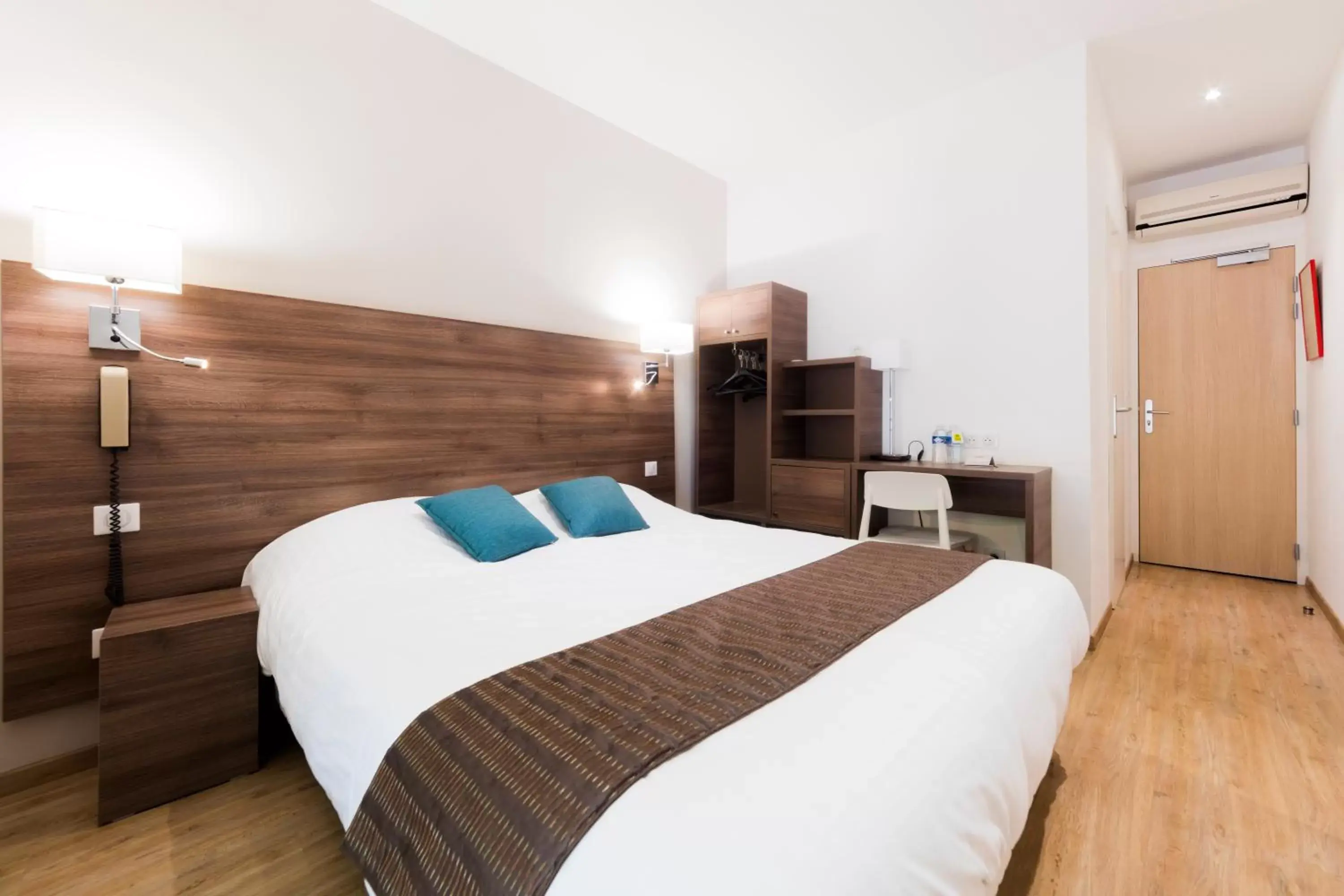 Bedroom, Bed in Logis Hôtel Restaurant Le Cours Bedroom, Bed in Logis Hôtel Restaurant Le Cours