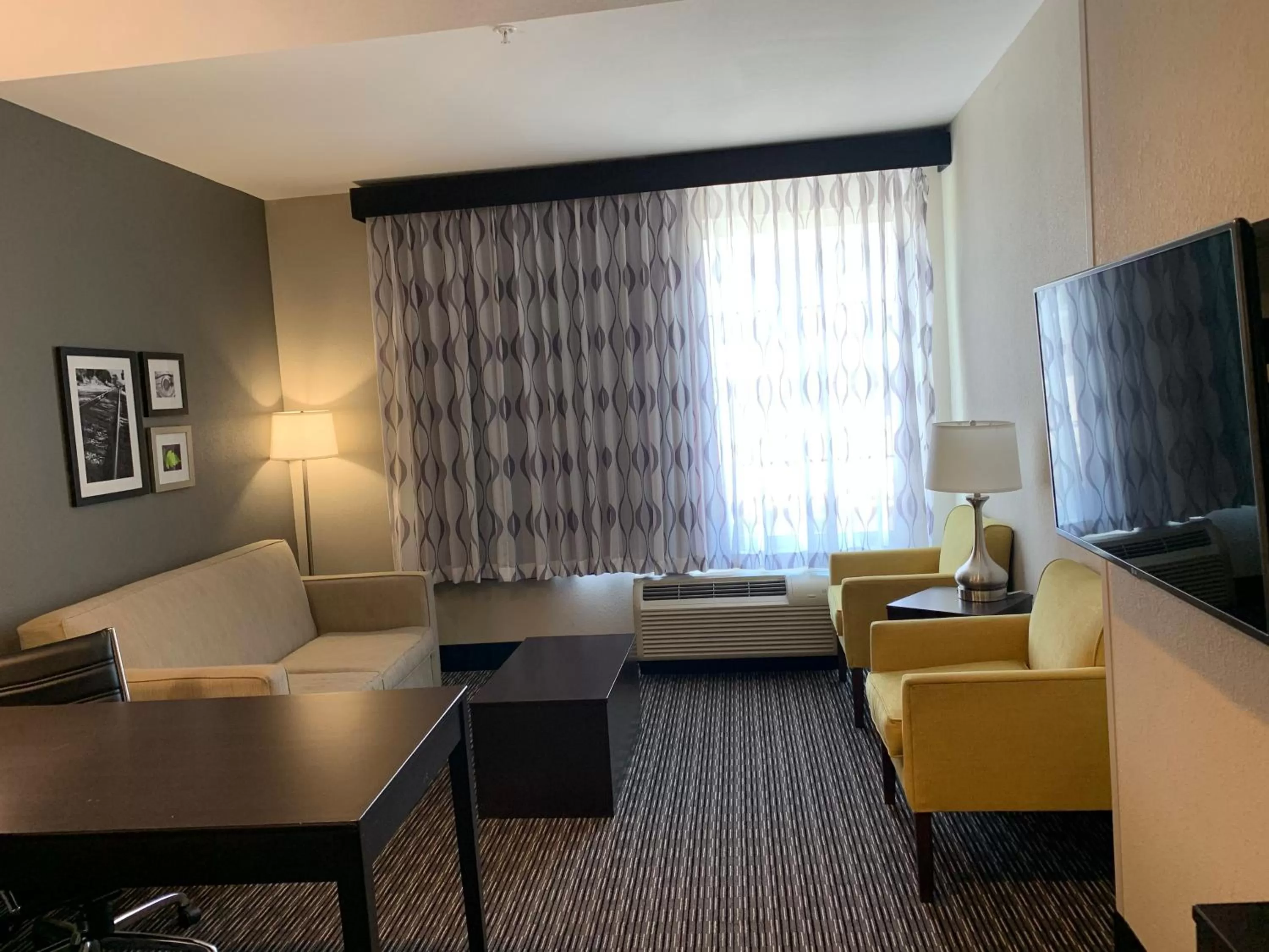 Seating area in La Quinta by Wyndham Hattiesburg - I-59