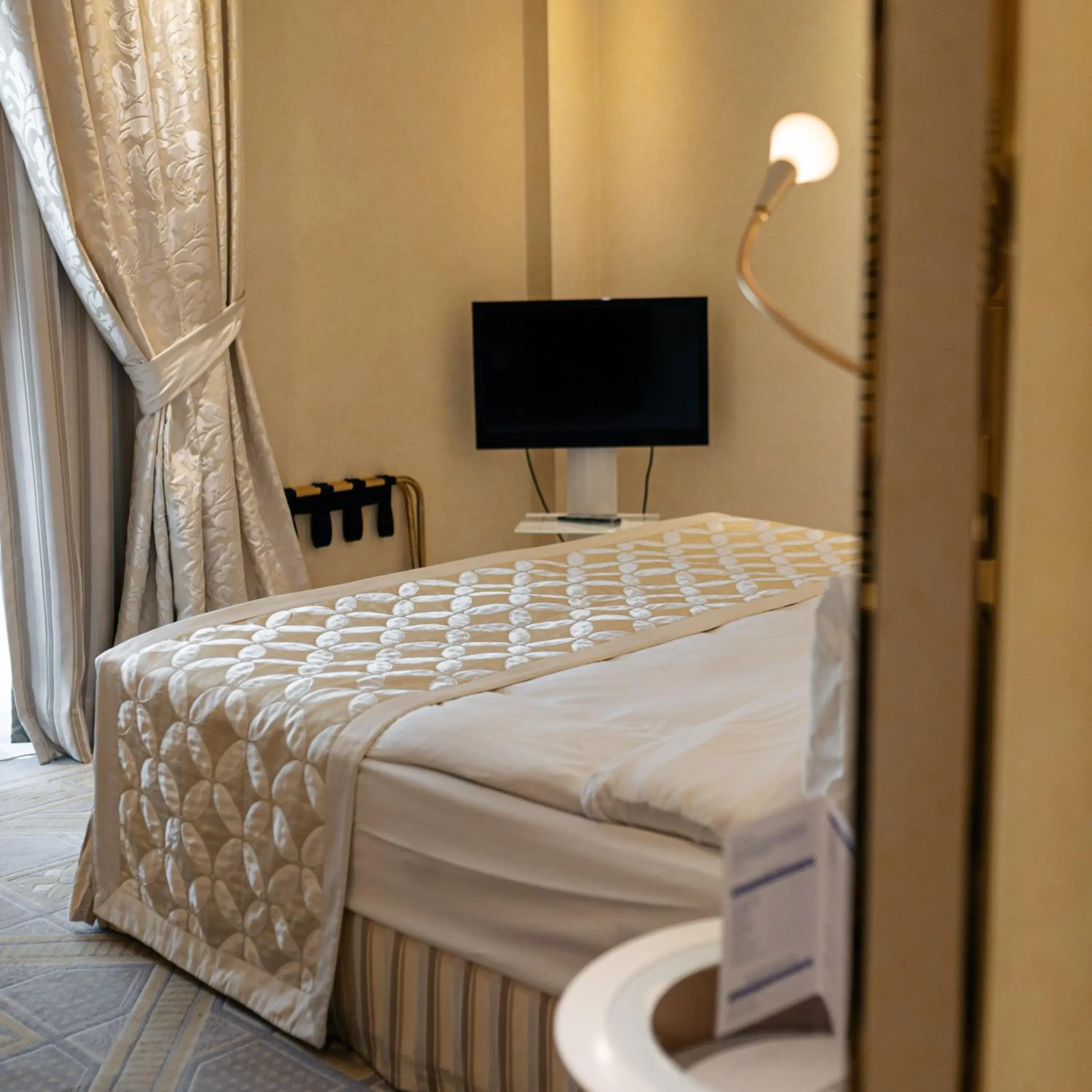 Bedroom, TV/Entertainment Center in Atli Hotel Ankara