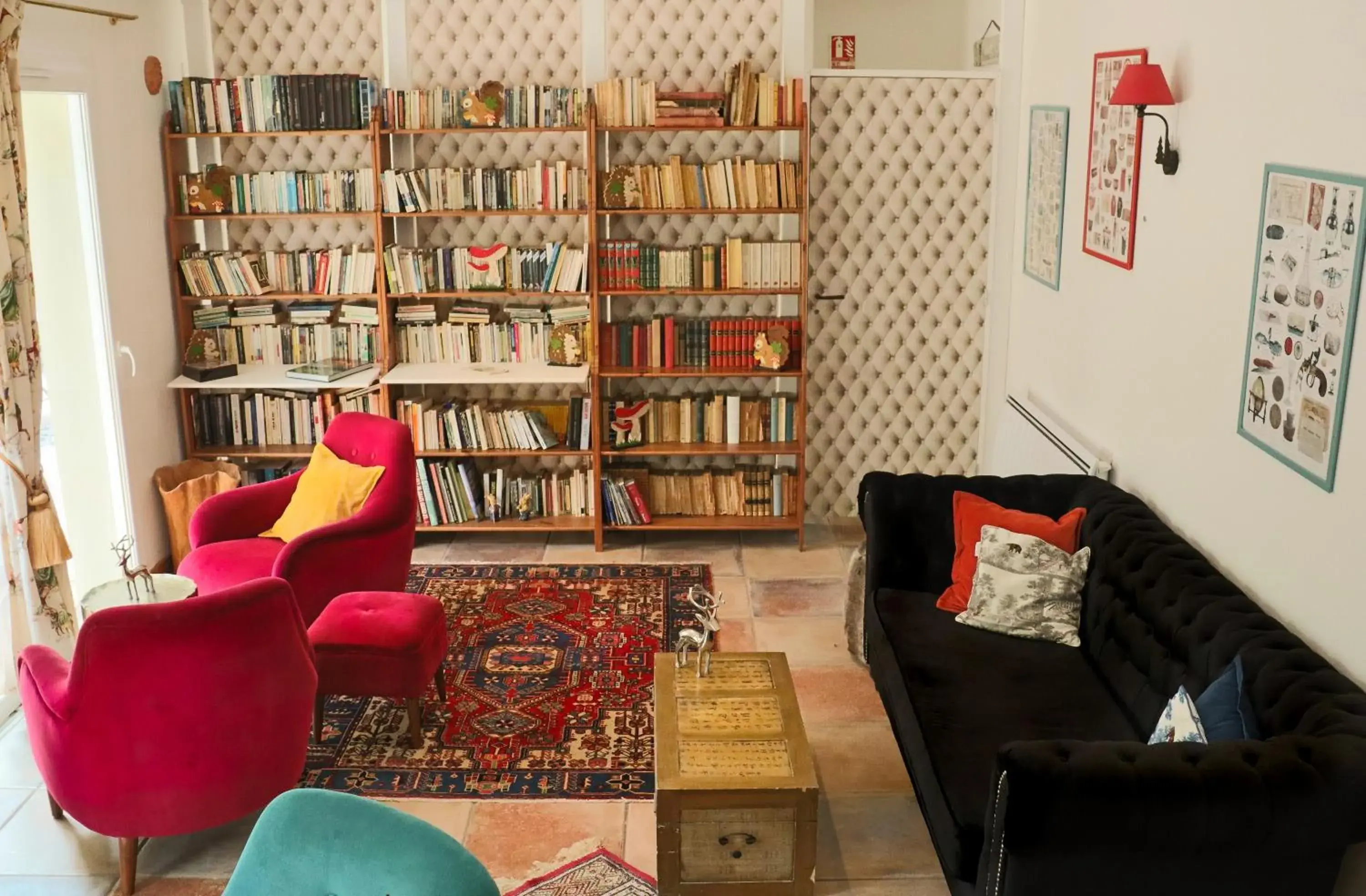 Communal lounge/ TV room, Library in A La Villa Boucicaut