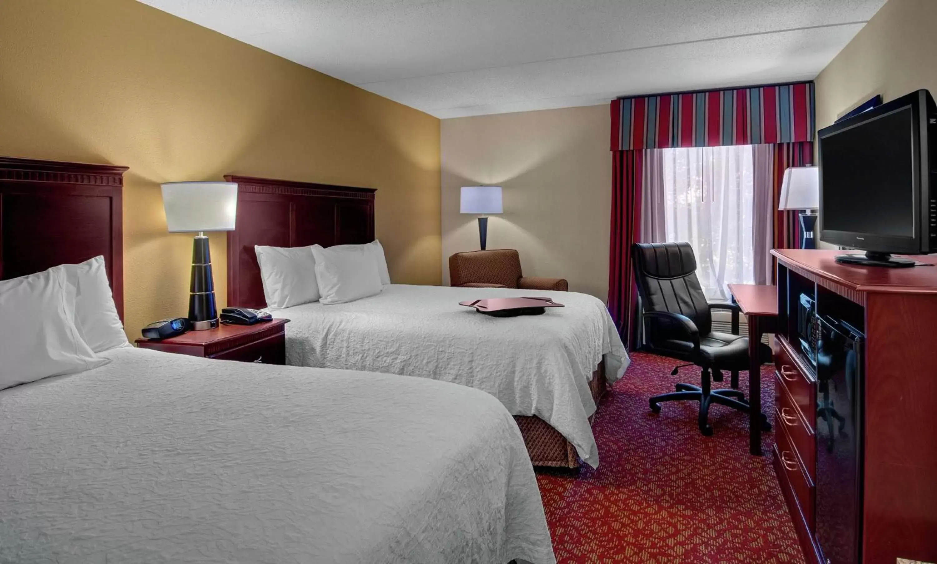 Bedroom, Bed in Hampton Inn Newport News-Yorktown