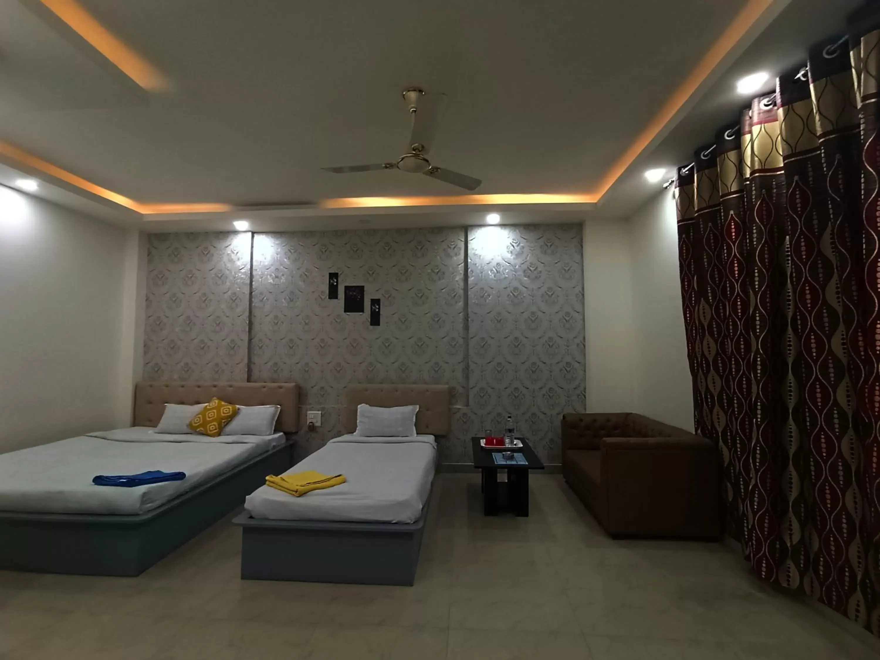 Triple Room with Bath in CITRINE HOTEL Triple Room with Bath in CITRINE HOTEL