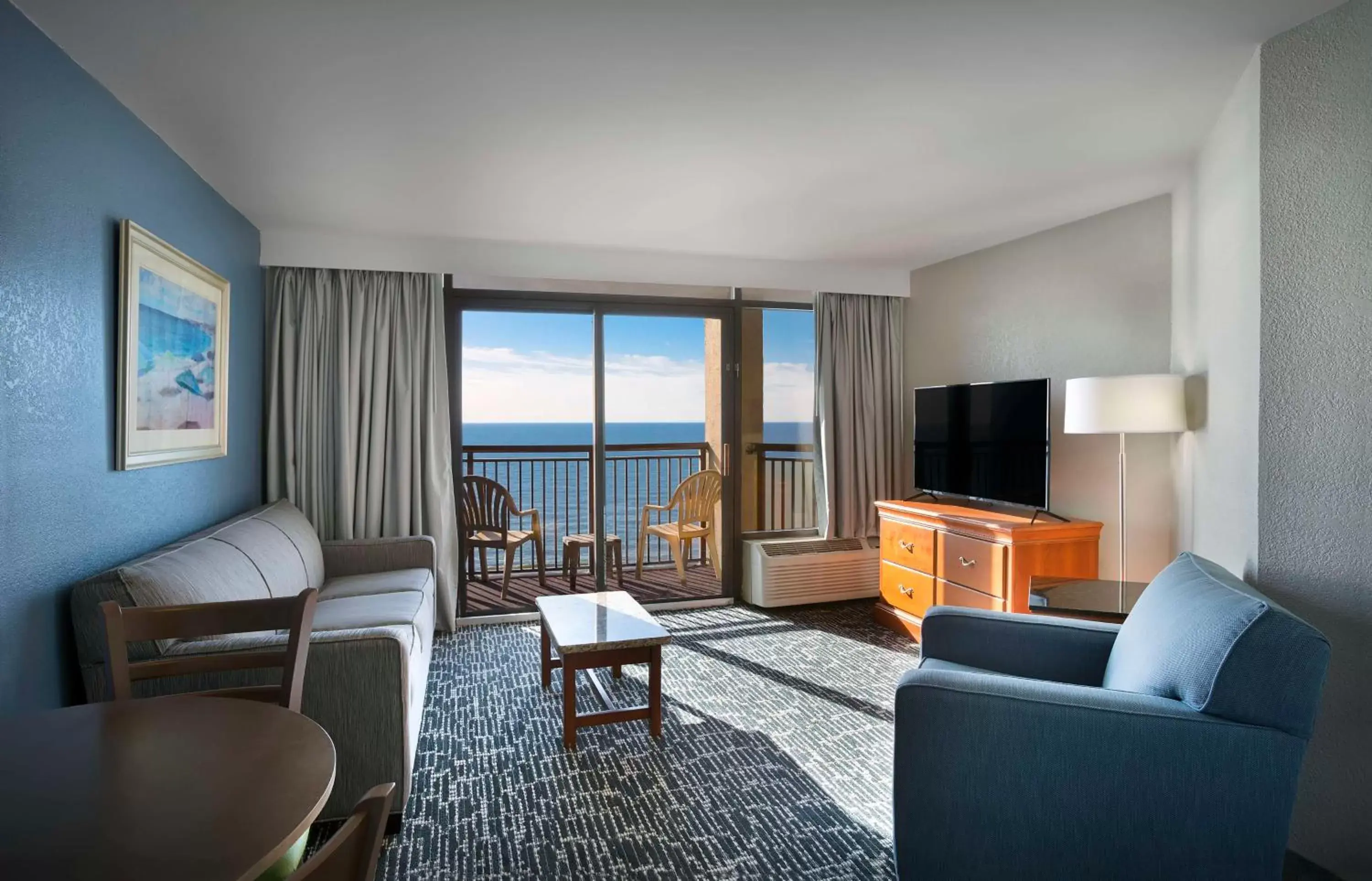 Bedroom, Seating Area in Dayton House Resort - BW Signature Collection