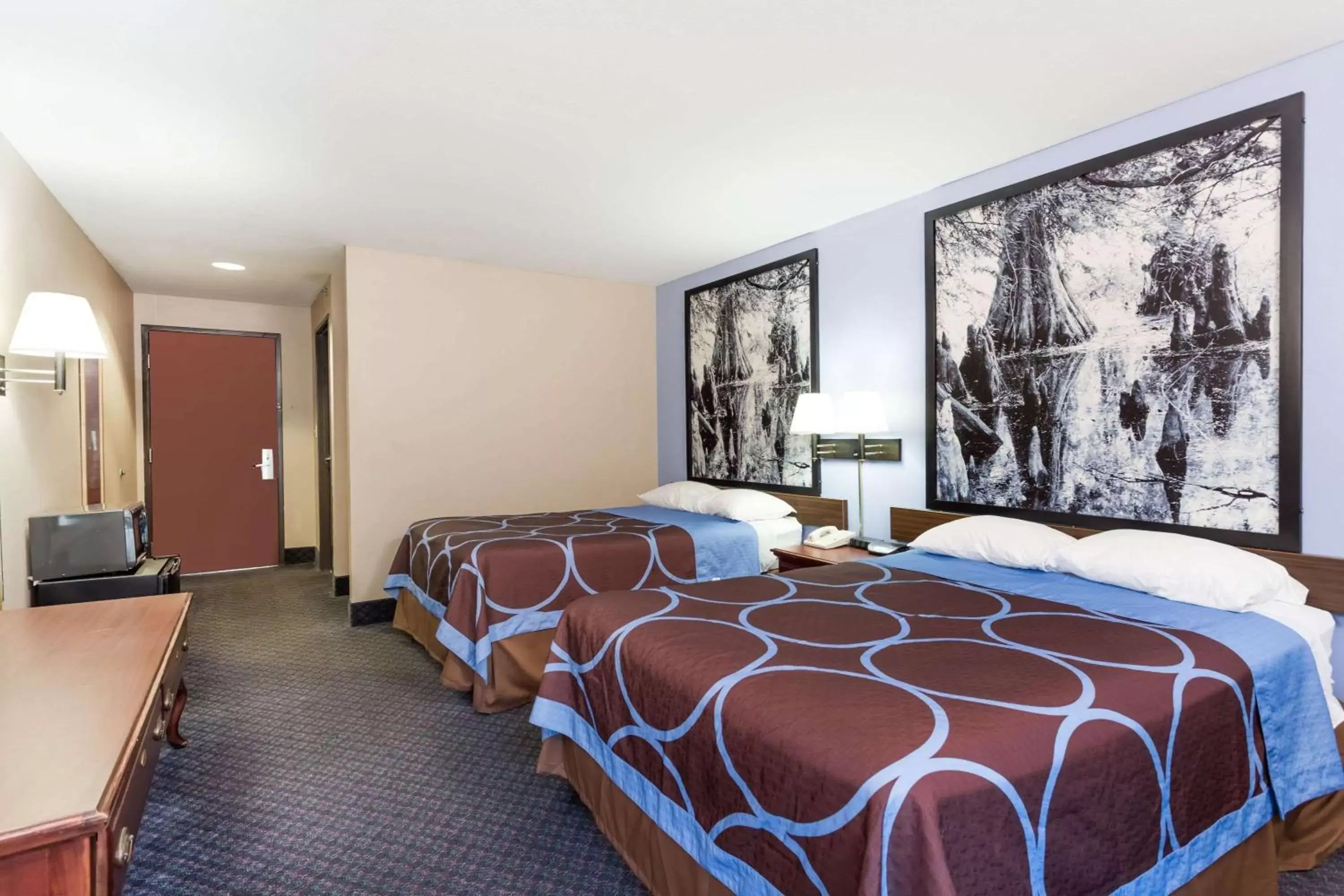 Photo of the whole room, Bed in Super 8 by Wyndham Indianola