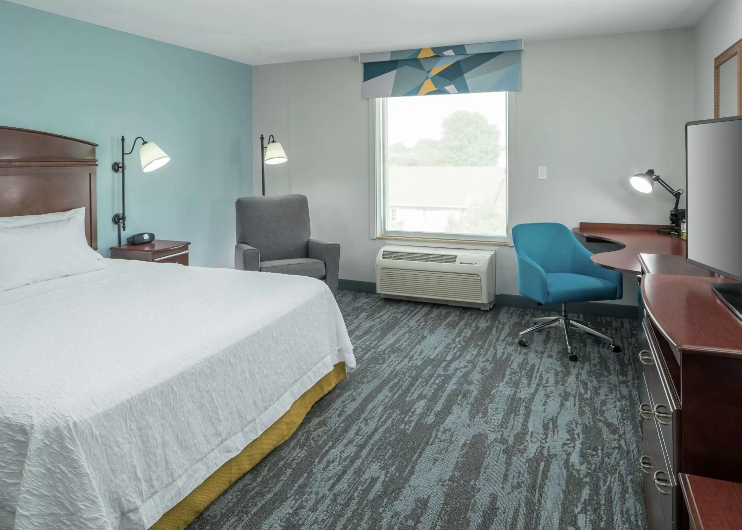 Bedroom, Bed in Hampton Inn & Suites Rochester-North