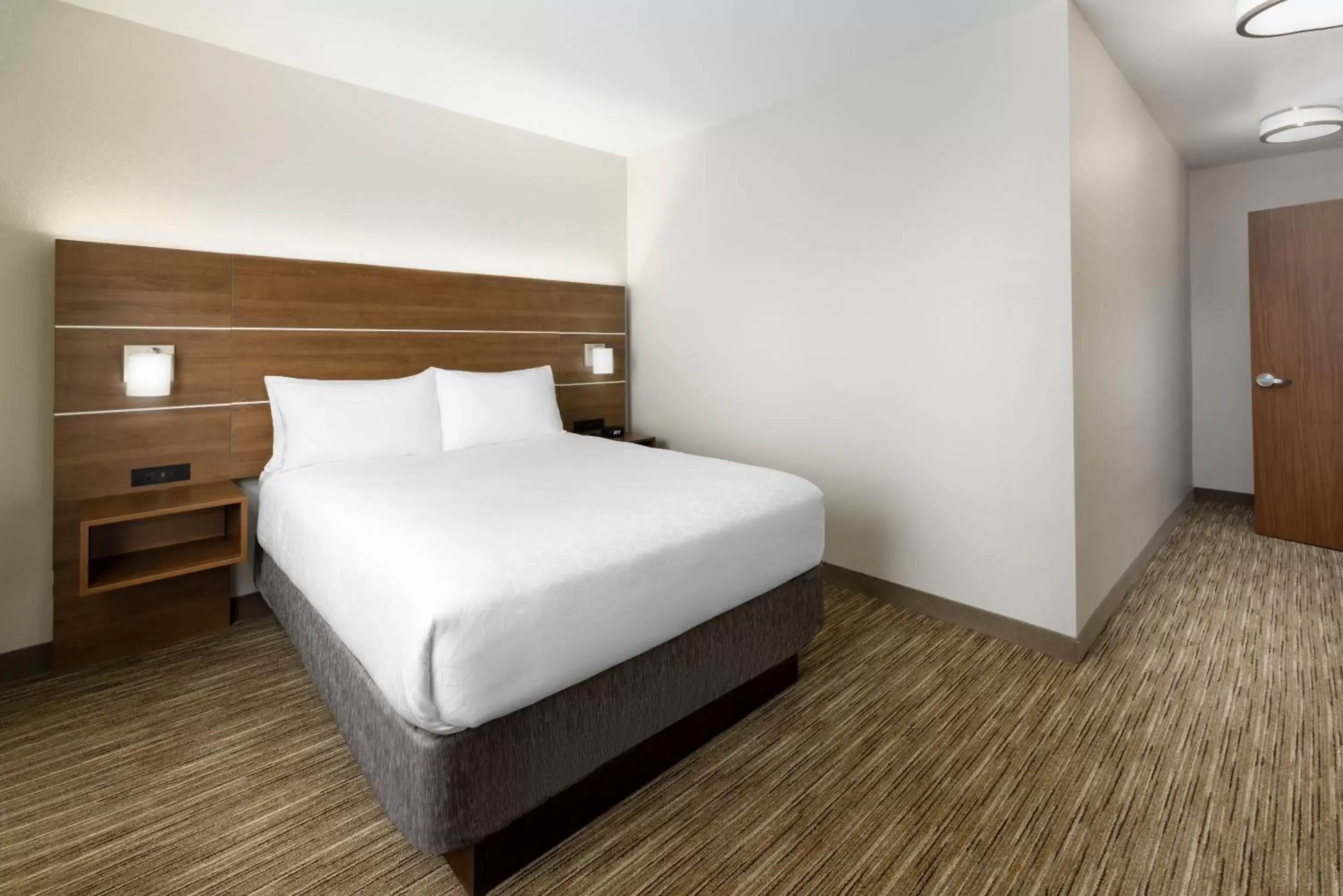 Bedroom, Bed in Holiday Inn Express & Suites Oakhurst-Yosemite Park Area, an IHG Hotel