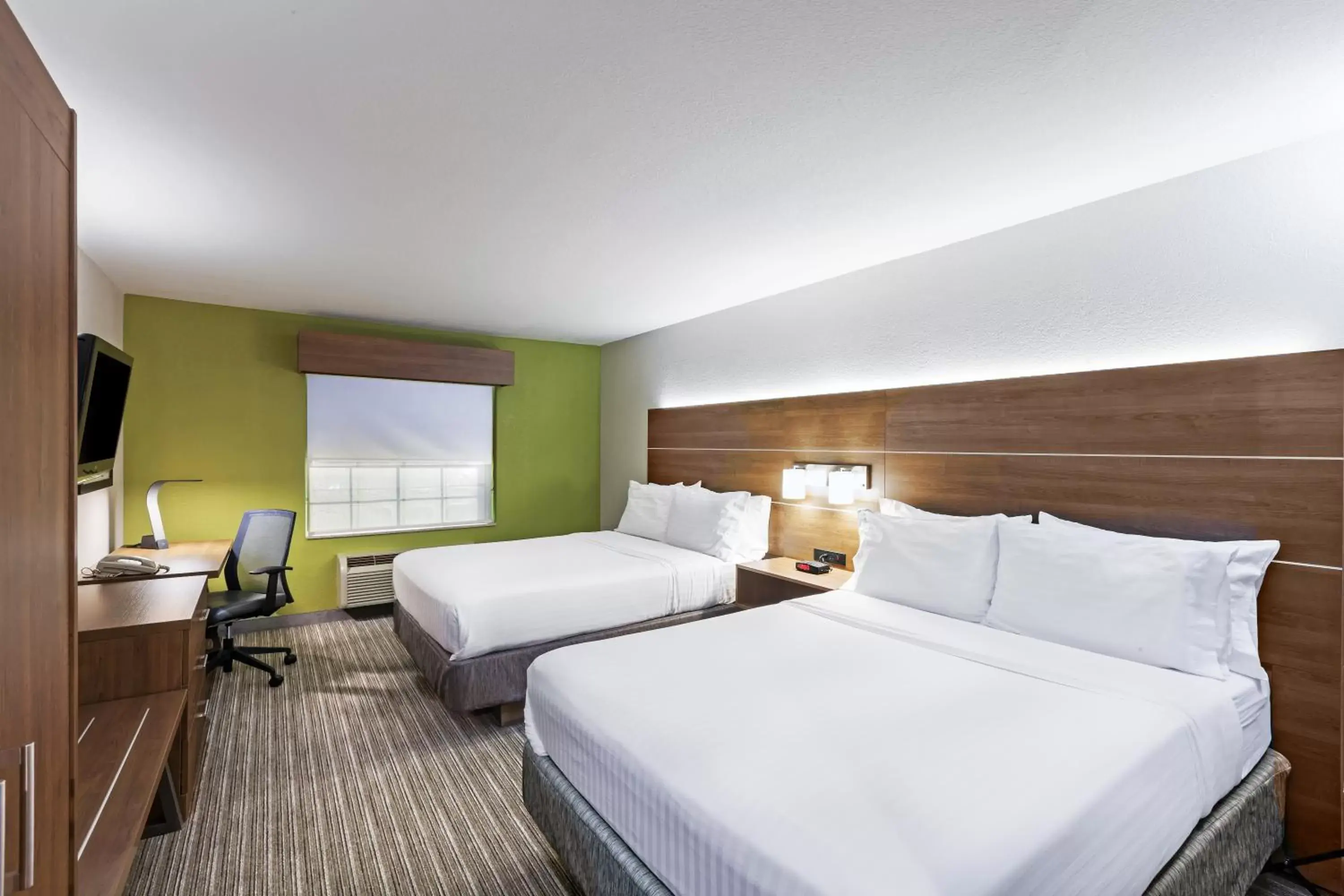 Bedroom, Bed in Holiday Inn Express & Suites Tulsa S Broken Arrow Hwy 51, an IHG Hotel