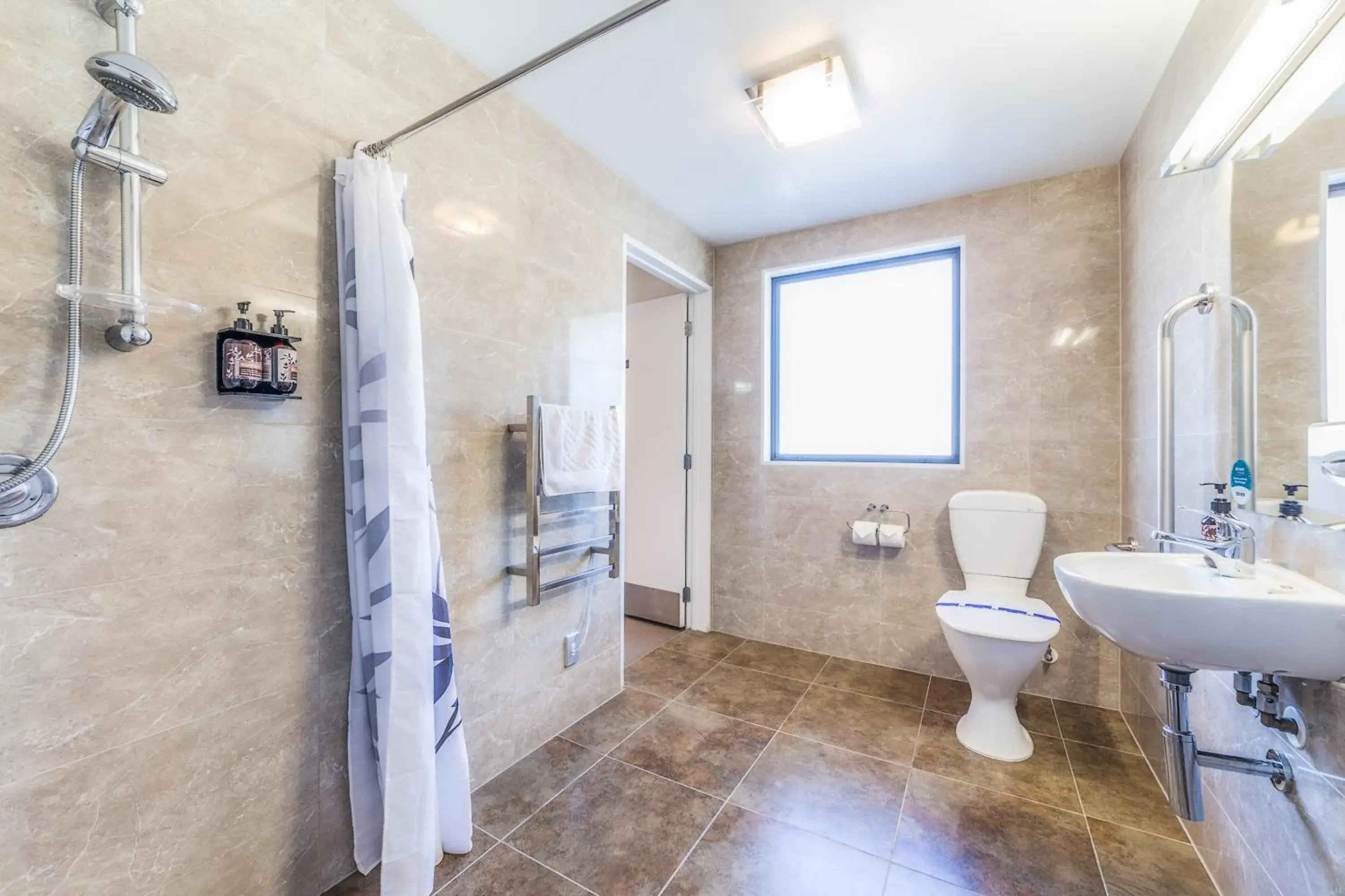 Toilet, Bathroom in Alexander Inn