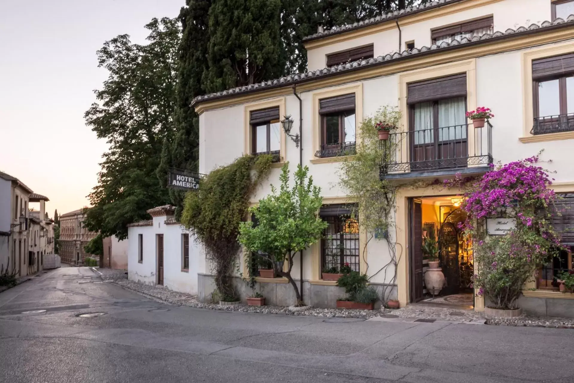 Facade/entrance, Property Building in Hotel América