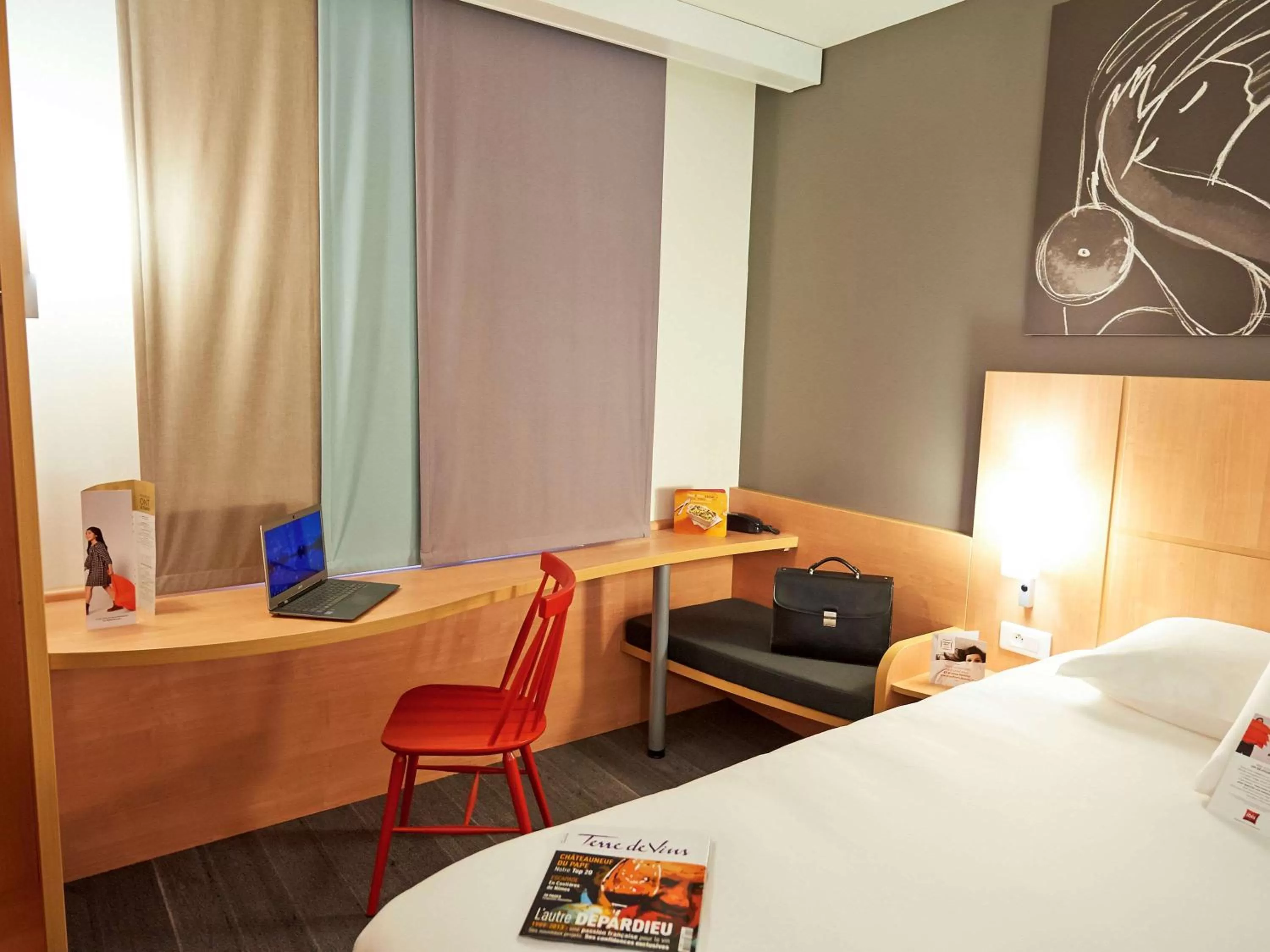 Photo of the whole room, Bed in ibis Les Herbiers