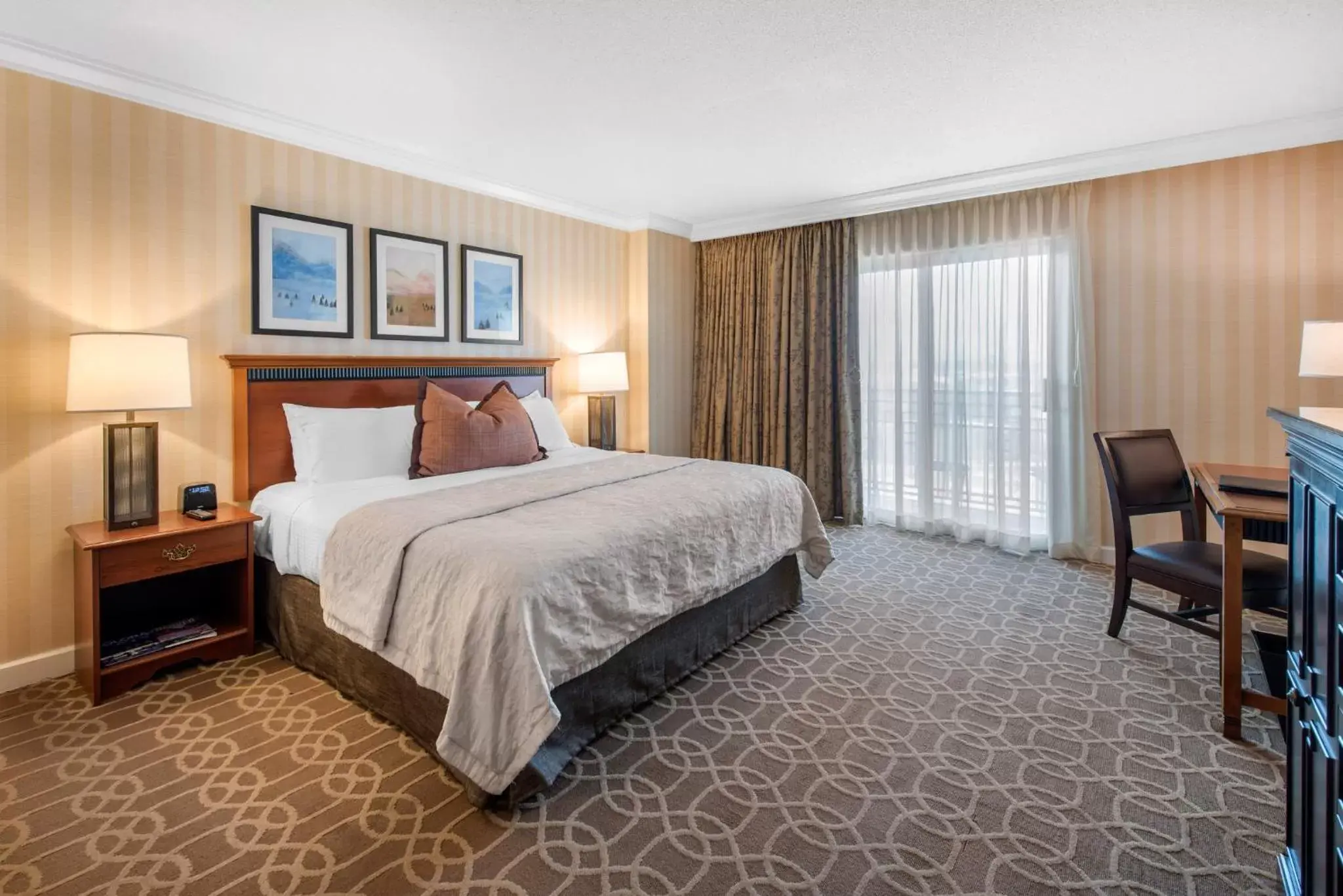 Photo of the whole room, Bed in Omni Interlocken Hotel