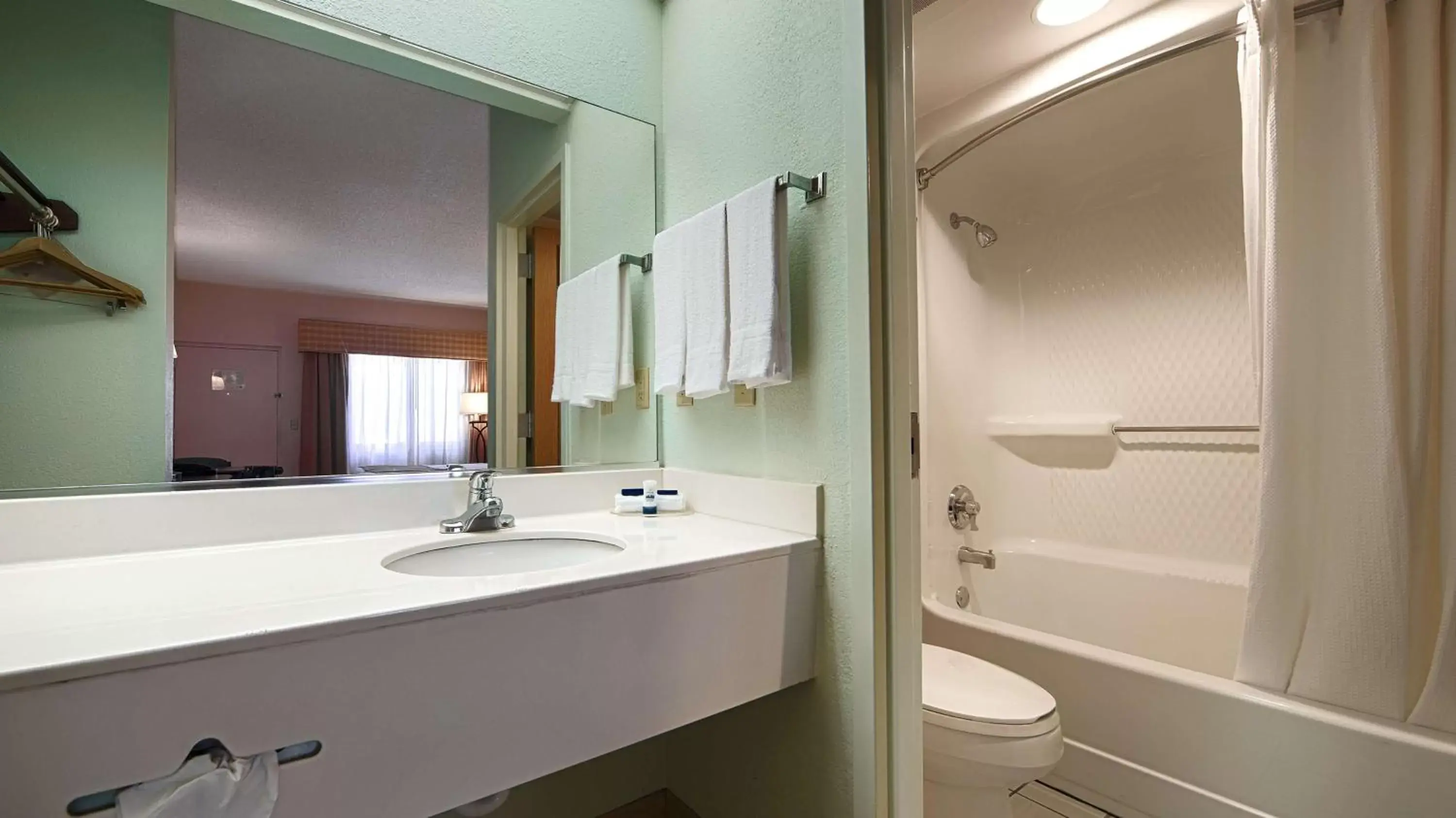 Photo of the whole room, Bathroom in Best Western Lake Okeechobee