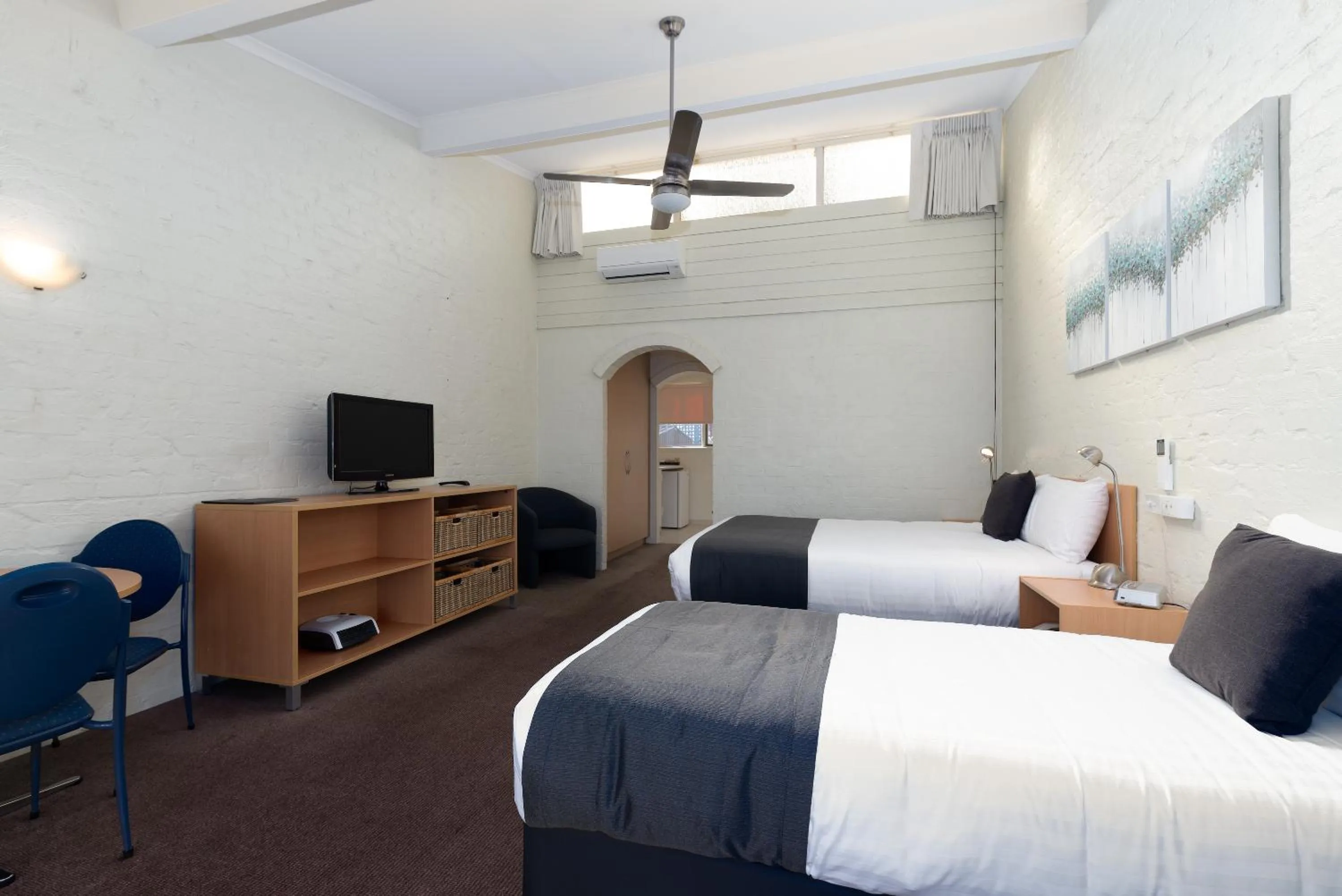 Bed in Barclay Motor Inn