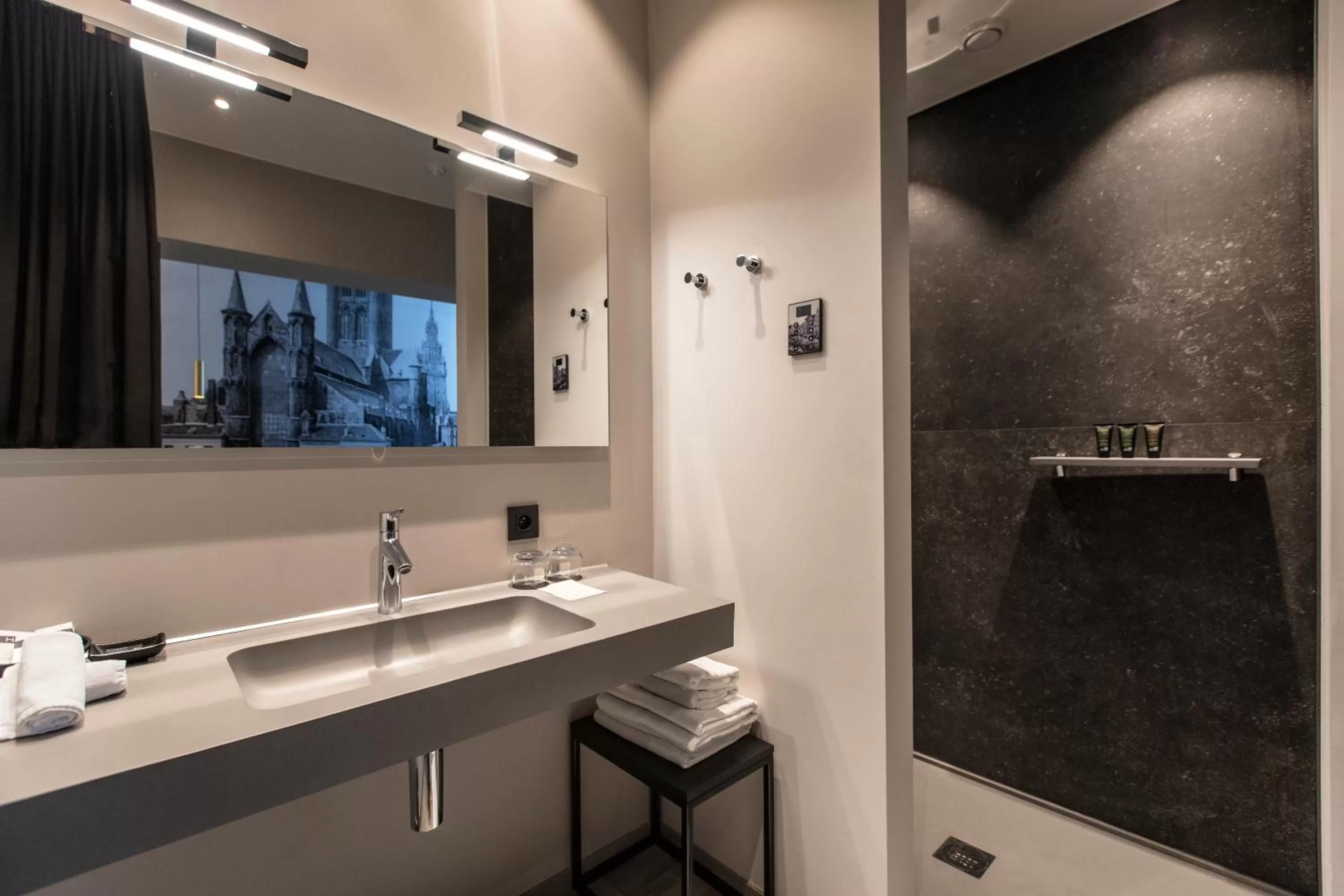 Shower in Hotel Harmony